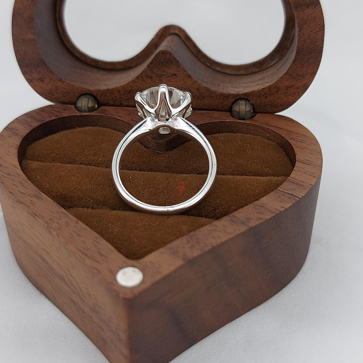Bague de Fiançailles Ronde en Or Massif 14 carats, Bagues de Fiançailles Moissanite 3 CT, Bague Solitaire Moissanite 6 Griffes, Bague de Promesse en Or Round cut 1Ct Moissanite taille brillant engagement ring in Gold or Platinum — custom handcrafted by Forever For Love