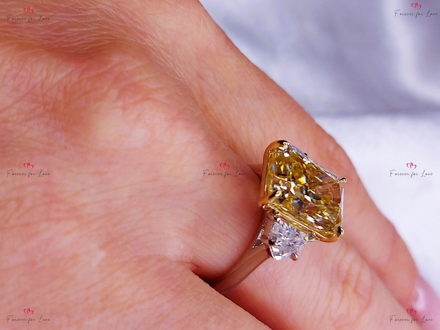 6 Karat Radiant Moissanit Verlobungsring mit 4-Zacken-Kasselfassung Radiant cut Moissanite engagement ring in 935 Argentium Silber — custom handcrafted by Forever For Love