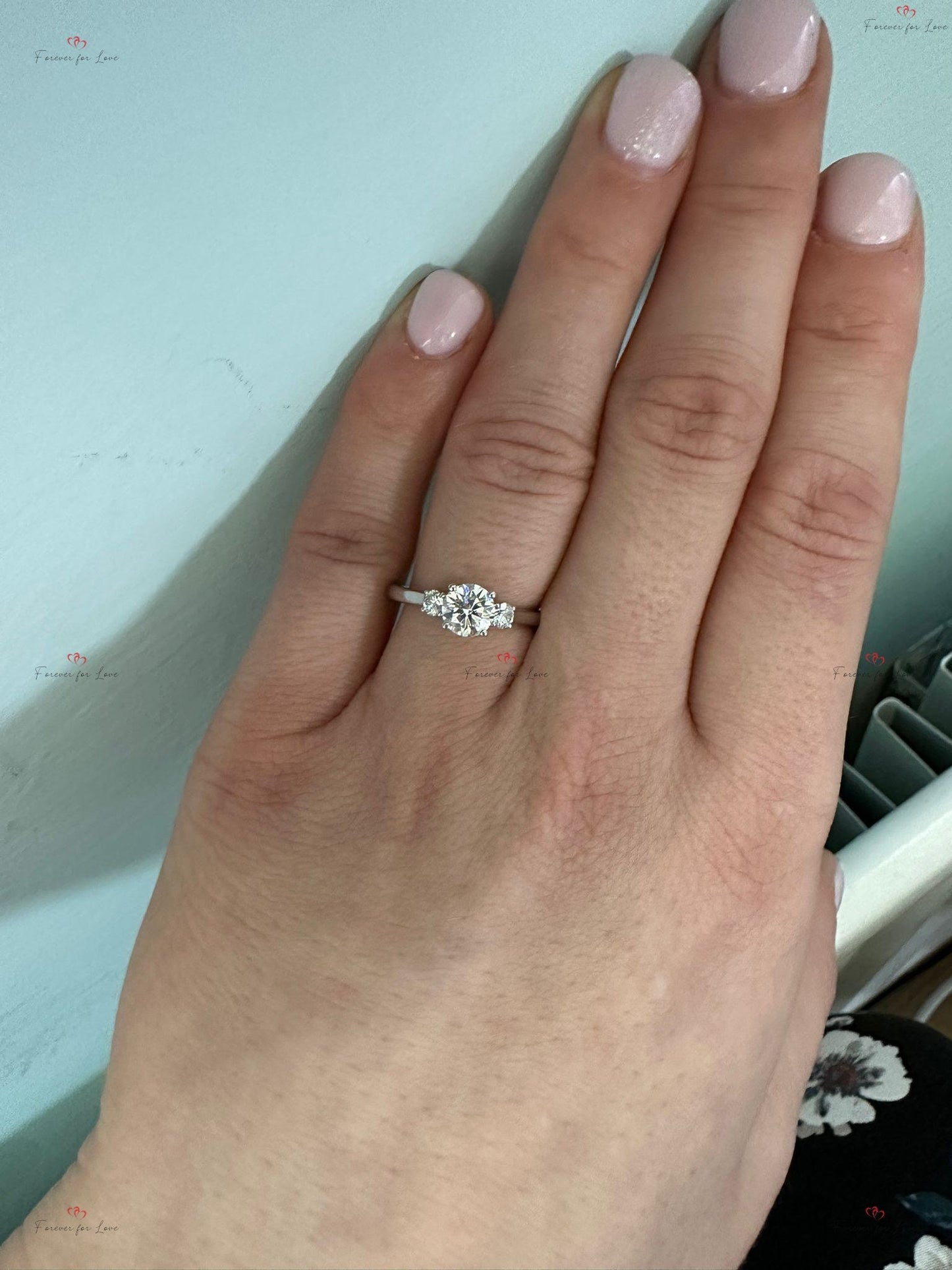 IGI-zertifizierter runder Labor-Diamant-Verlobungsring mit drei Steinen Round cut Moissanite engagement ring in Gold or Platinum — custom handcrafted by Forever For Love