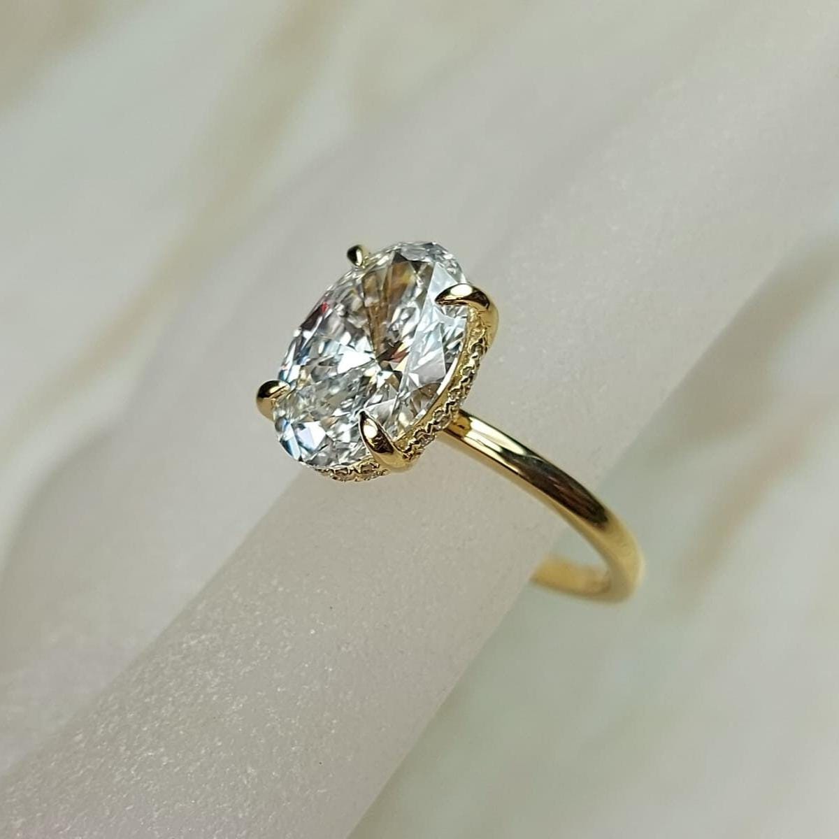 Bague de fiançailles ovale en diamant de laboratoire (carat personnalisable) Oval cut 1Ct Moissanite taille brillant engagement ring in Gold or Platinum — custom handcrafted by Forever For Love