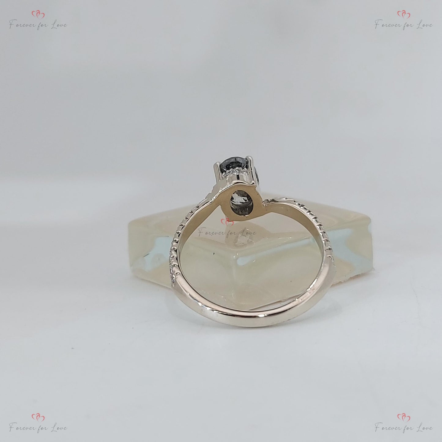 Bague de fiançailles solitaire vintage ovale diamant taillé rose sel et poivre Bague de fiançailles sel et poivre en or blanc Bague de demande en mariage. Oval cut 1Ct Moissanite taille brillant engagement ring in Gold or Platinum — custom handcrafted by Forever For Love