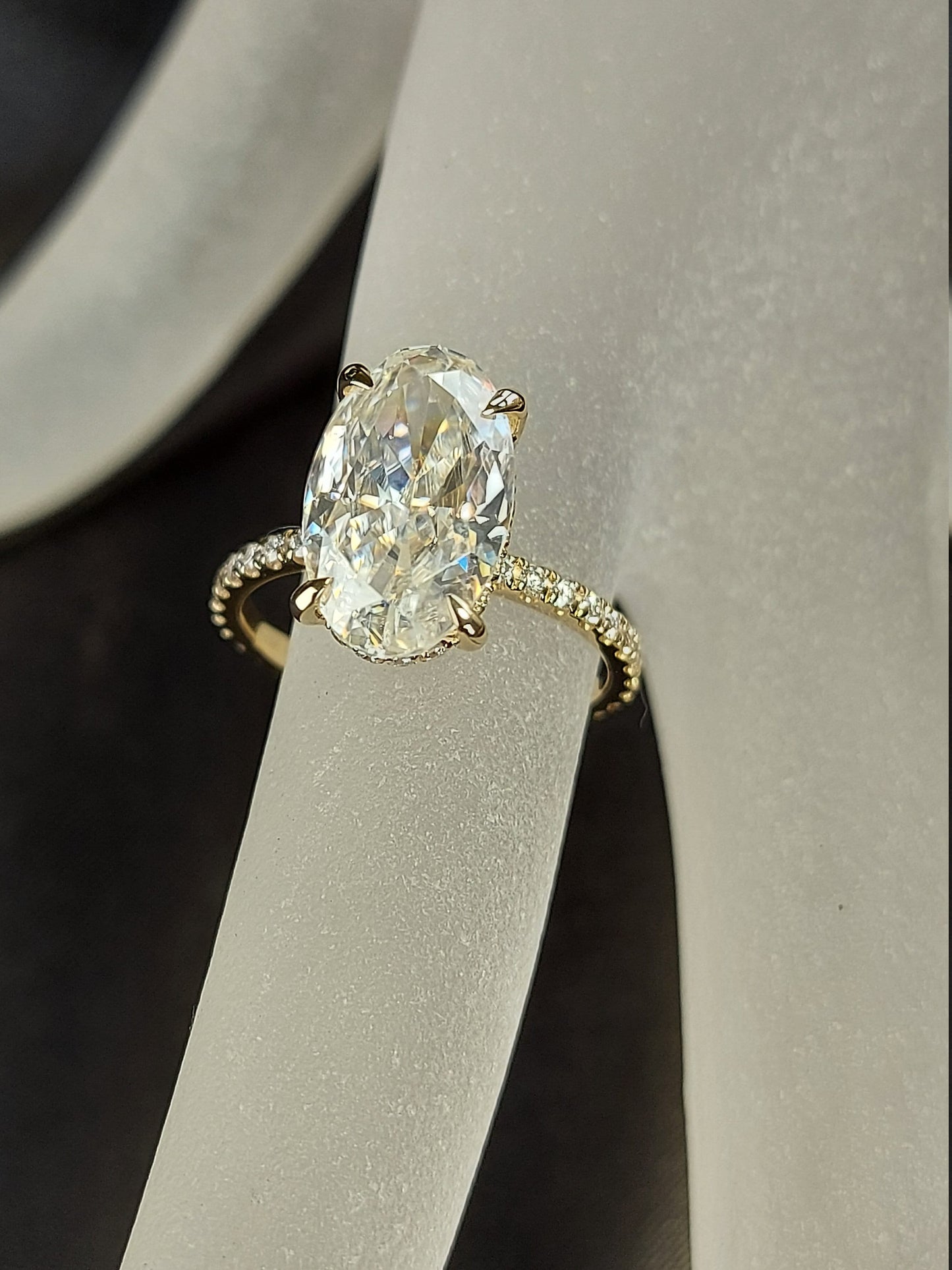6 CT Moissanit-Verlobungsring im Hidden Halo, 14*9mm länglicher Crushed Ice Ovalschliff Ring, Moderner ovaler Diamantring, 14k massives Gelbgold Oval cut Moissanite engagement ring in 935 Argentium Silber — custom handcrafted by Forever For Love