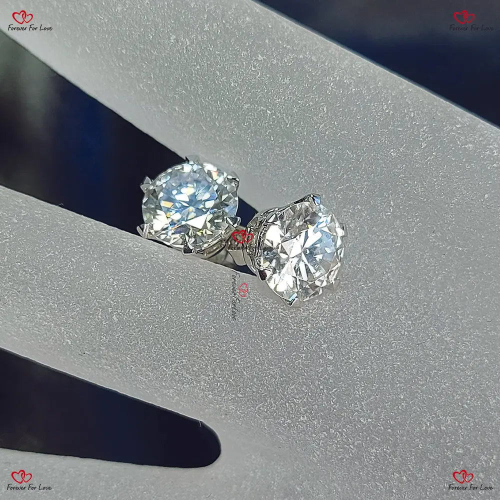 Boucles d'oreilles à tige en or blanc avec diamants ronds cultivés en laboratoire - Poids total Moissanite engagement ring in Gold or Platinum — custom handcrafted by Forever For Love