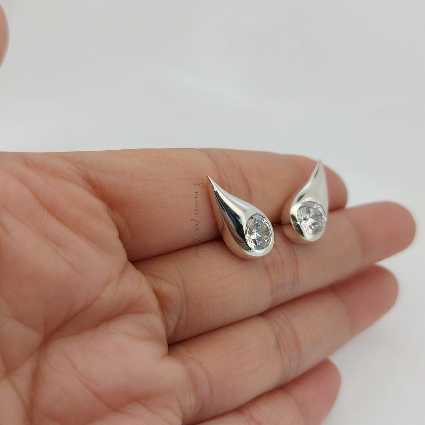 Massive Gold Diamant Ohrklemmen, Alltags-Goldohrringe mit Schraubverschluss, Brillantschliff, Brautjungfernohrringe, Geburtstagsgeschenke für sie Moissanite engagement ring in Gold or Platinum — custom handcrafted by Forever For Love
