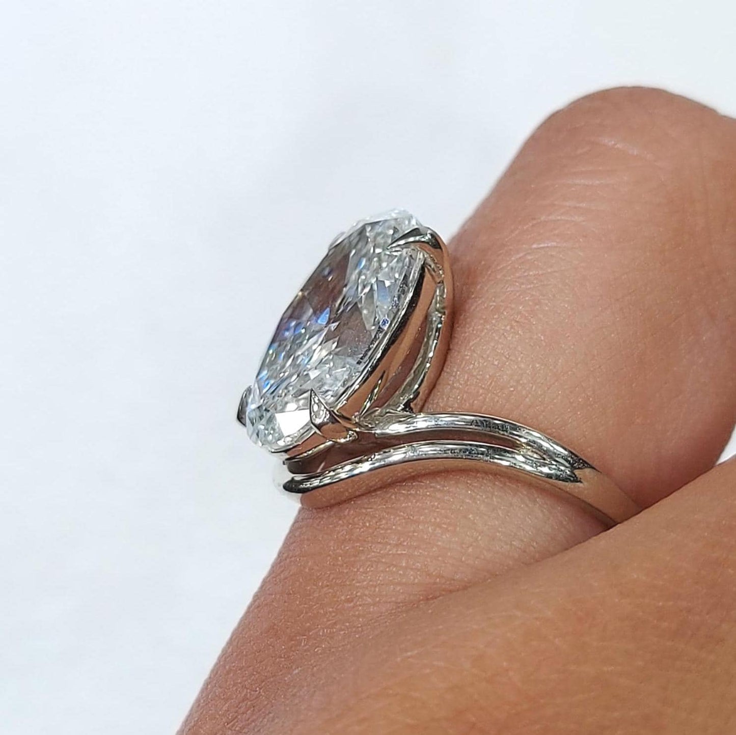 5ct Oval Schliff, D VVS2, IGI-zertifizierter ovaler Verlobungsring, Labor-Diamant-Verlobungsring, im Labor hergestellter Solitärring, Brautantragsring, Geschenk für sie. Oval cut Moissanite engagement ring in 935 Argentium Silber — custom handcrafted by Forever For Love