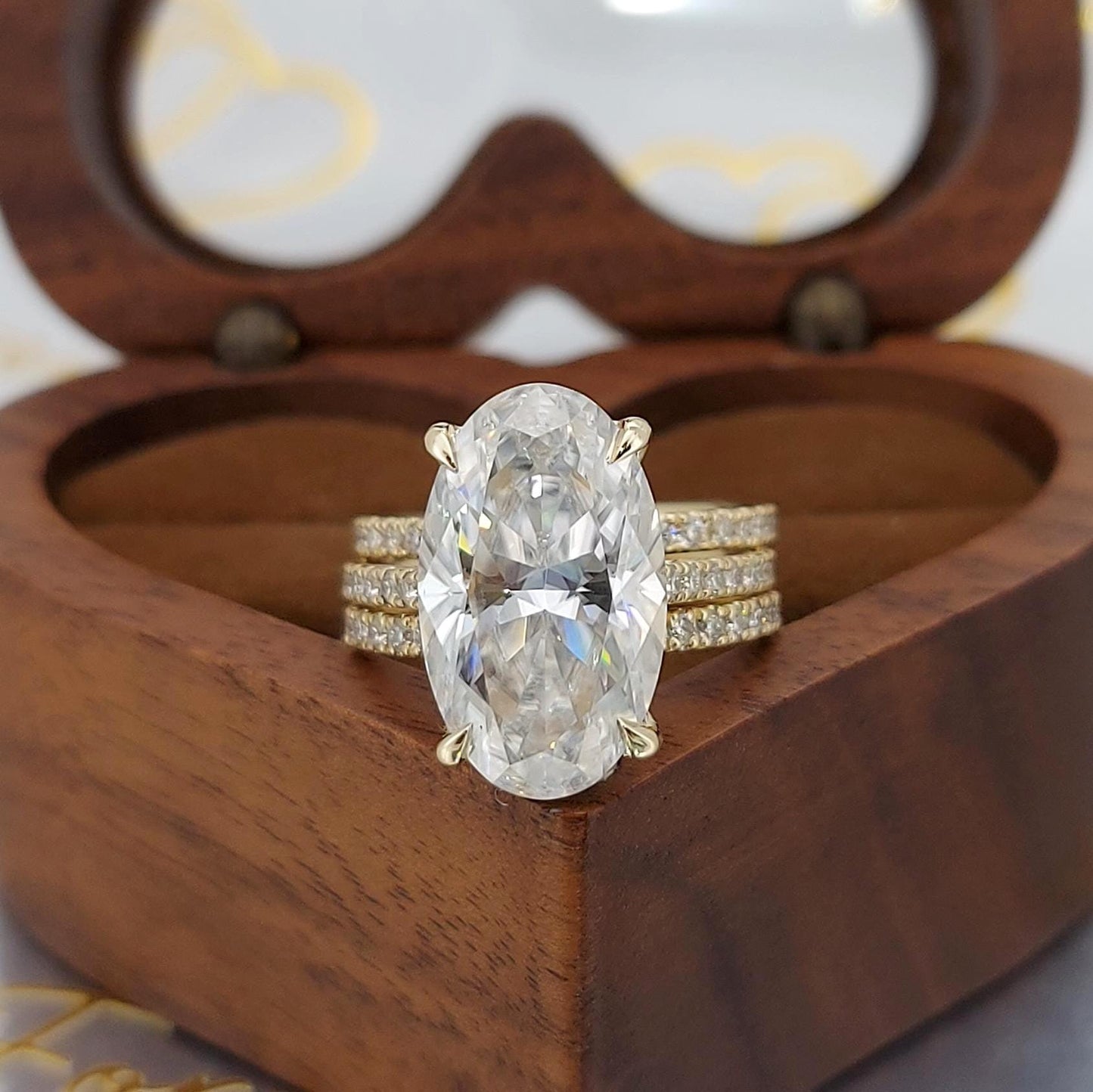 Parure de mariage bague de fiançailles ovale de 9,5 carats, ovale taille crushed ice 16*9,5mm, moissanite et diamant, halo caché, pavé, pour anniversaire ou demande en mariage. Oval cut Moissanite taille brillant engagement ring in Gold or Platinum — custom handcrafted by Forever For Love