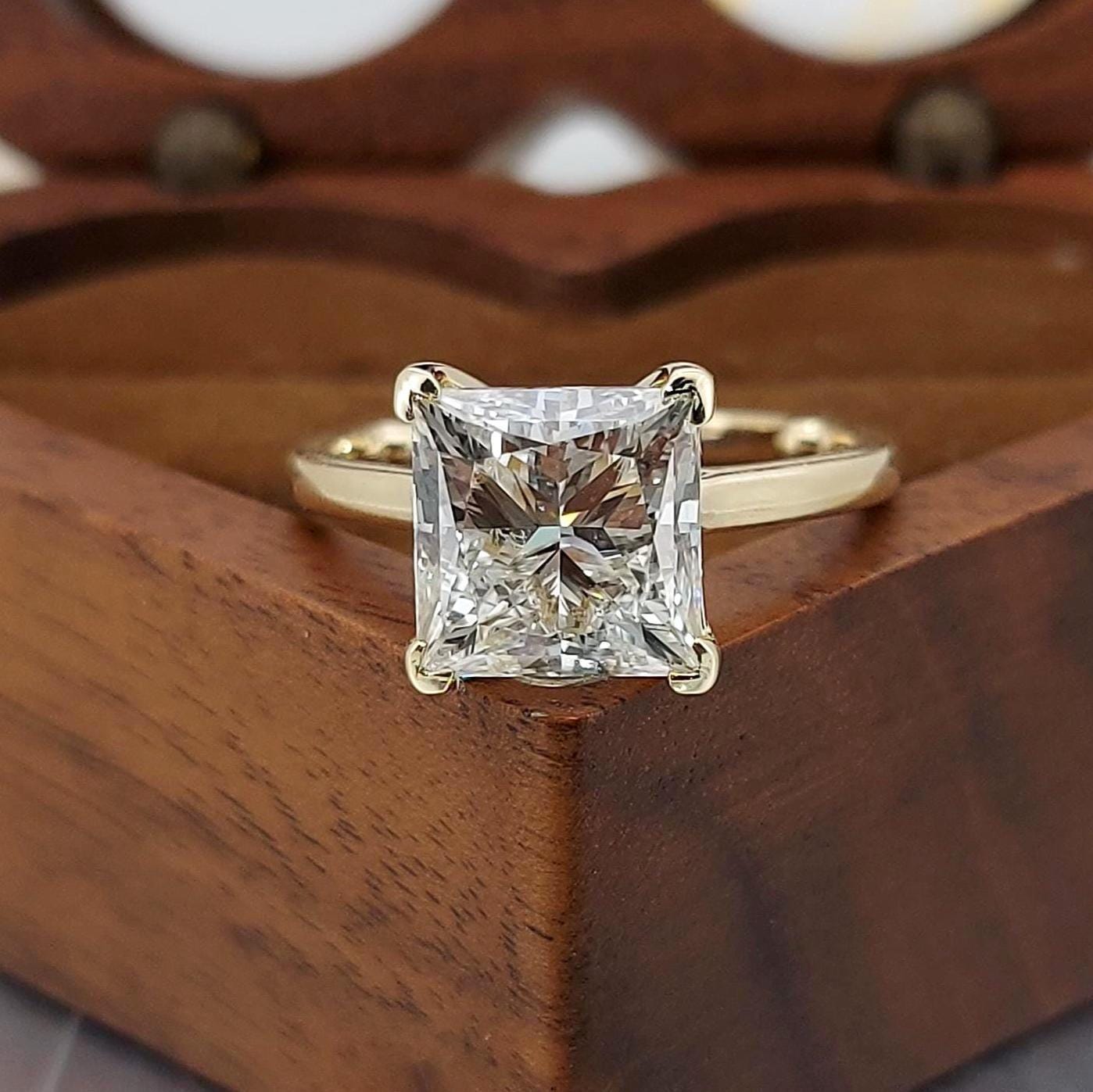 4 Karat IGI-zertifizierter Prinzess-Labordiamant-Verlobungsring Princess cut Moissanite engagement ring in 935er Argentium Silber — custom handcrafted by Forever For Love