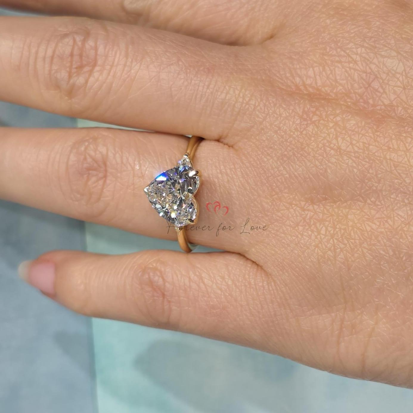 Bague de fiançailles avec diamant de 3 carats en forme de cœur Heart cut 1Ct Moissanite taille brillant engagement ring in Gold or Platinum — custom handcrafted by Forever For Love