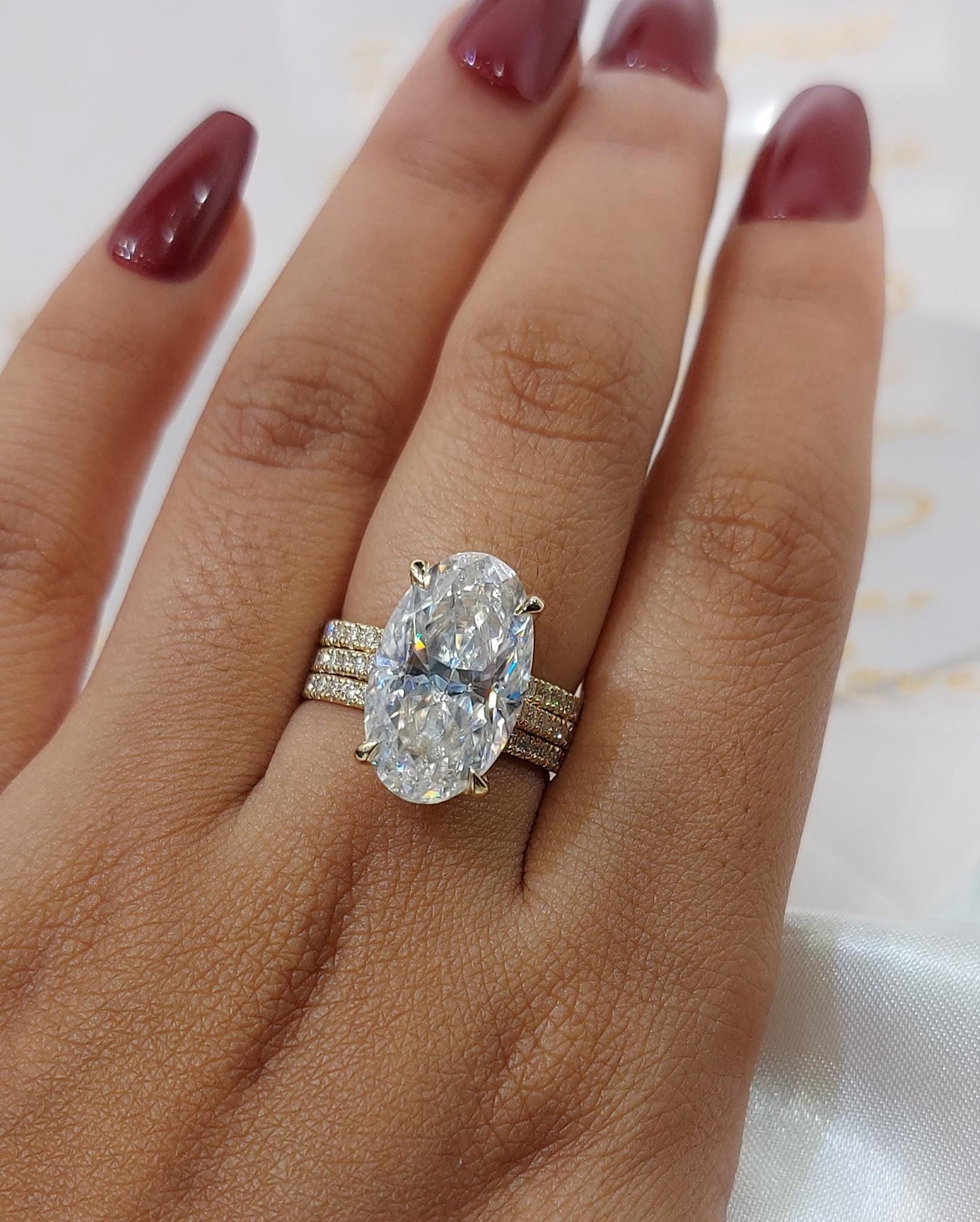 Parure de mariage bague de fiançailles ovale de 9,5 carats, ovale taille crushed ice 16*9,5mm, moissanite et diamant, halo caché, pavé, pour anniversaire ou demande en mariage. Oval cut Moissanite taille brillant engagement ring in Gold or Platinum — custom handcrafted by Forever For Love