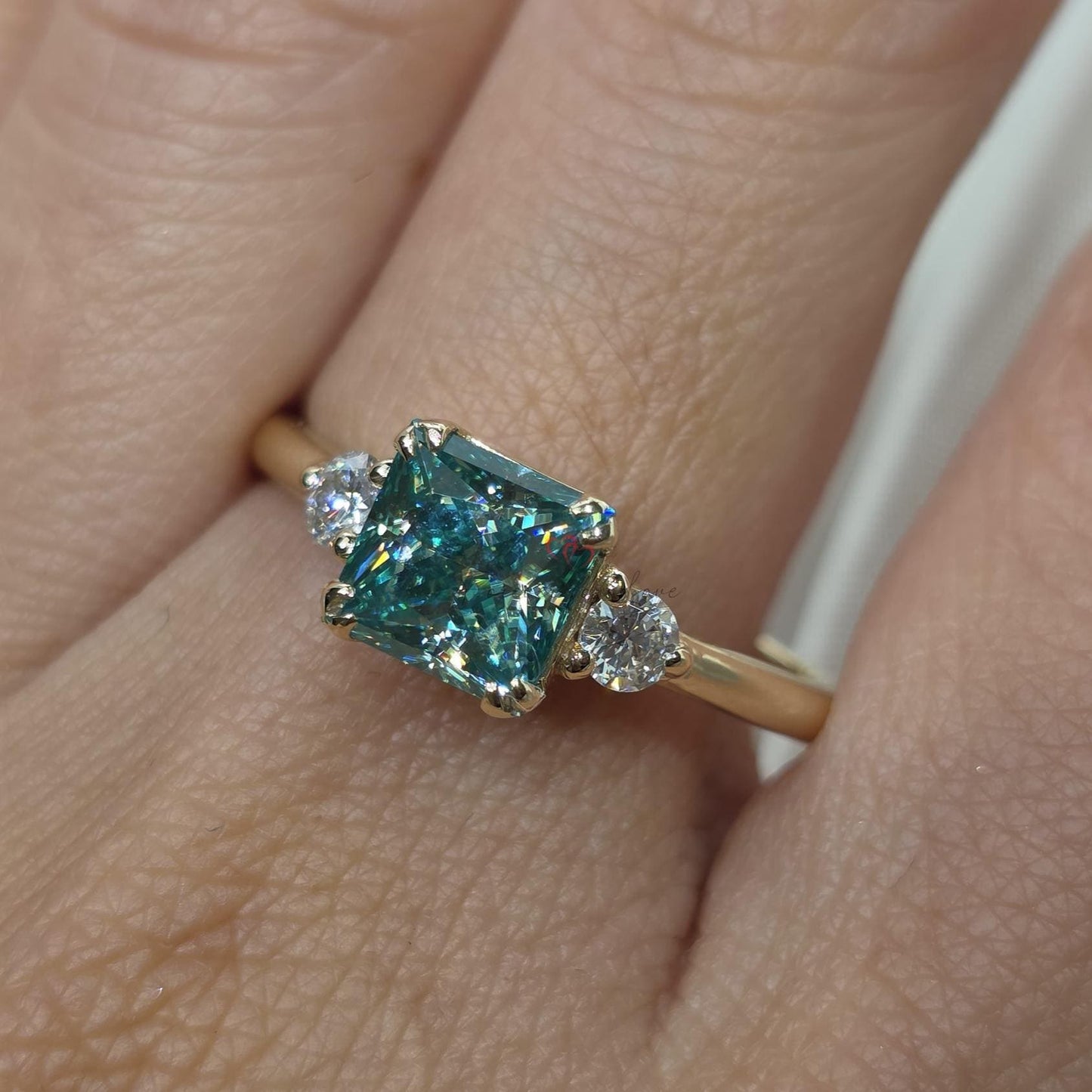 Bague de fiançailles à trois pierres en moissanite verte de 2 carats Moissanite engagement ring in Gold or Platinum — custom handcrafted by Forever For Love