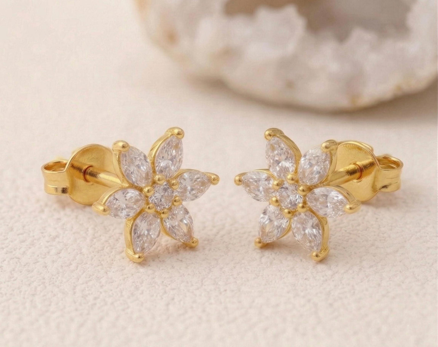 Blumenohrstecker mit Marquiseschliff Diamanten aus 14k Gold, zierliche Alltags-Diamantohrringe, minimalistischer Schmuck, perfektes Geschenk Moissanite engagement ring in Gold or Platinum — custom handcrafted by Forever For Love