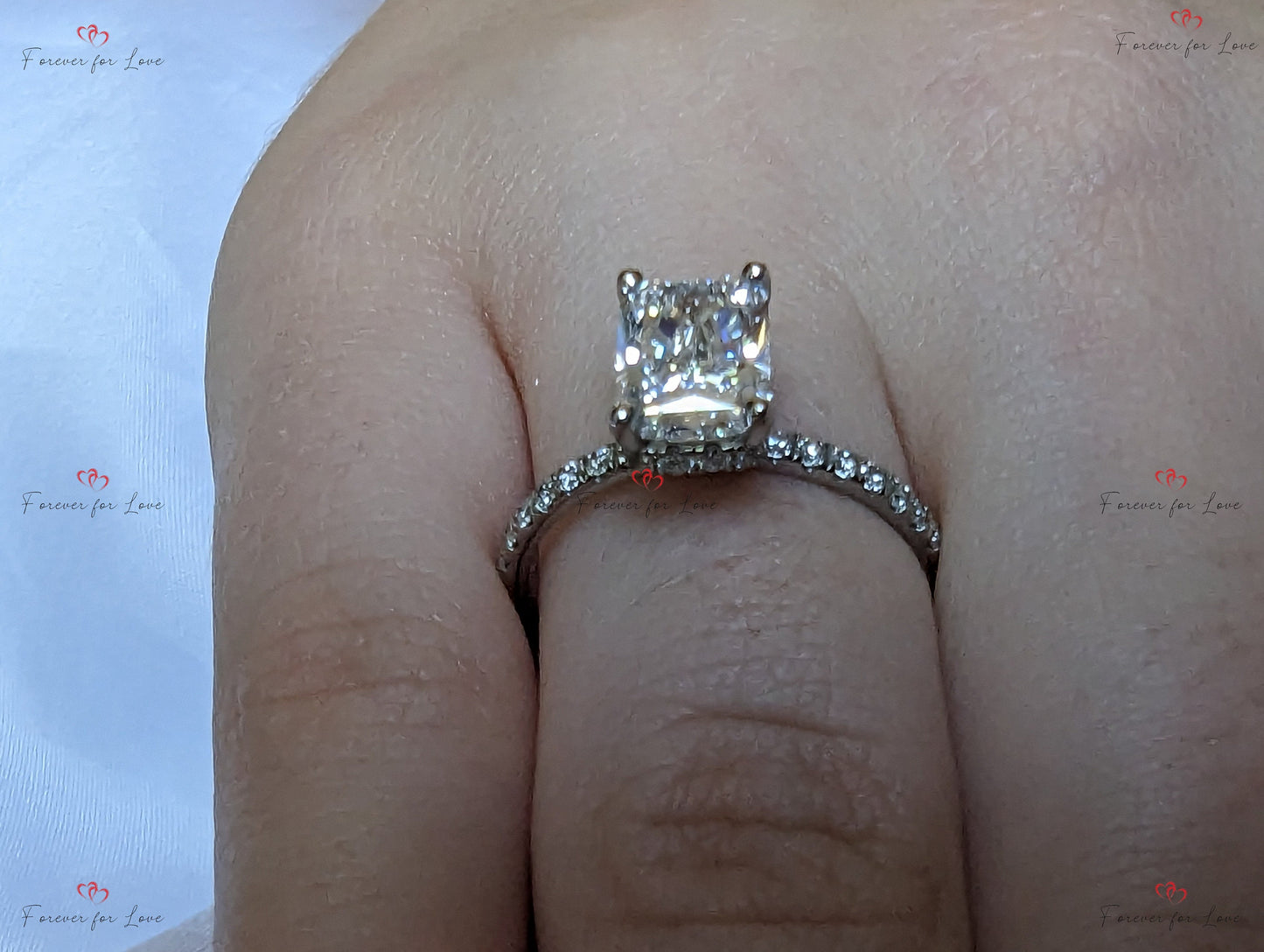 2,44 Karat IGI-zertifizierter Radiant-Diamant Verlobungsring mit verdecktem Halo Radiant cut Moissanite engagement ring in 935 Argentium Silber — custom handcrafted by Forever For Love