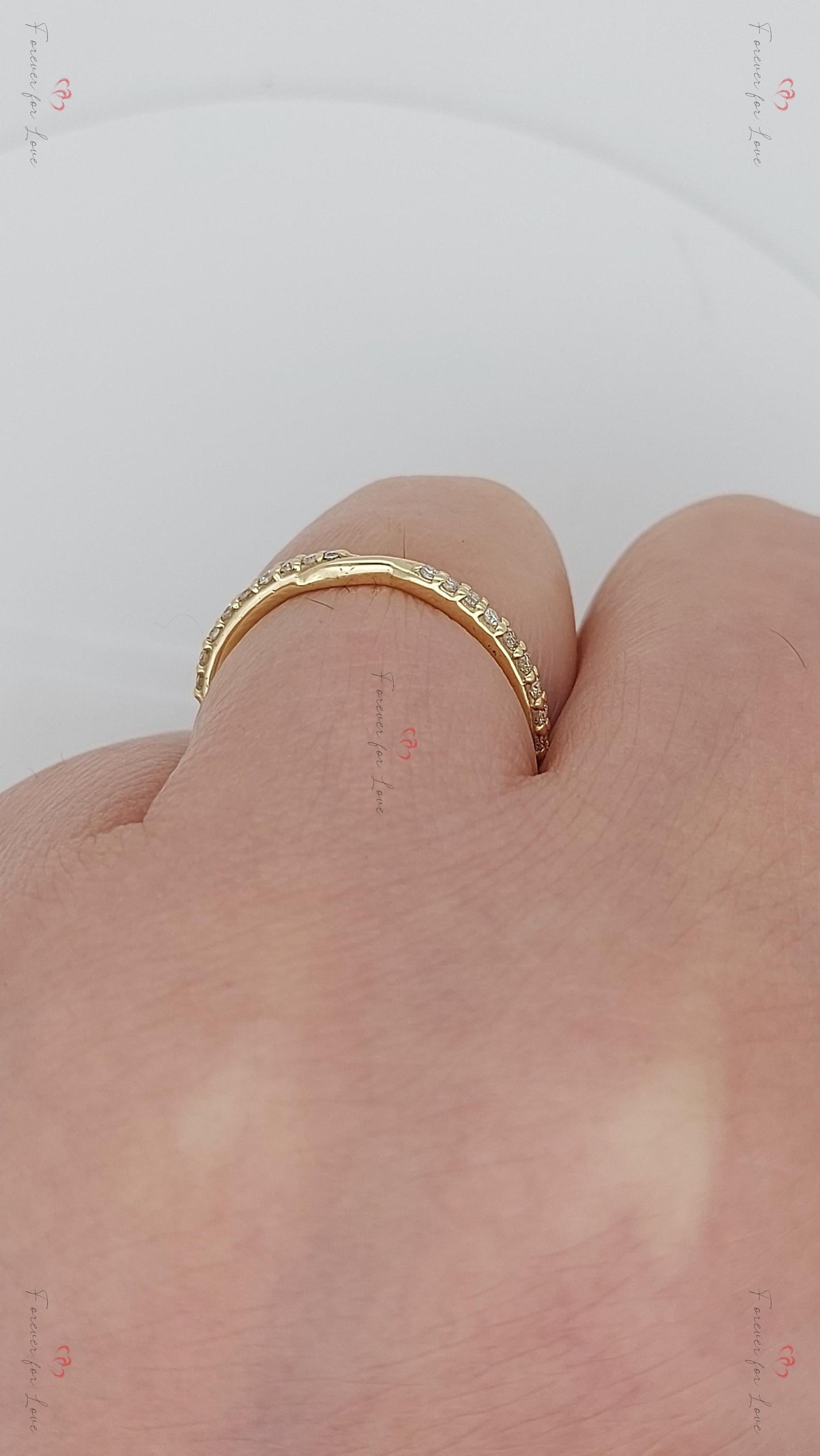 Bague torsadée en or massif éternel avec une bague de mariage assortie en diamant pavé en forme de nœud d'amour, cadeau pour elle Round cut Moissanite taille brillant engagement ring in Gold or Platinum — custom handcrafted by Forever For Love