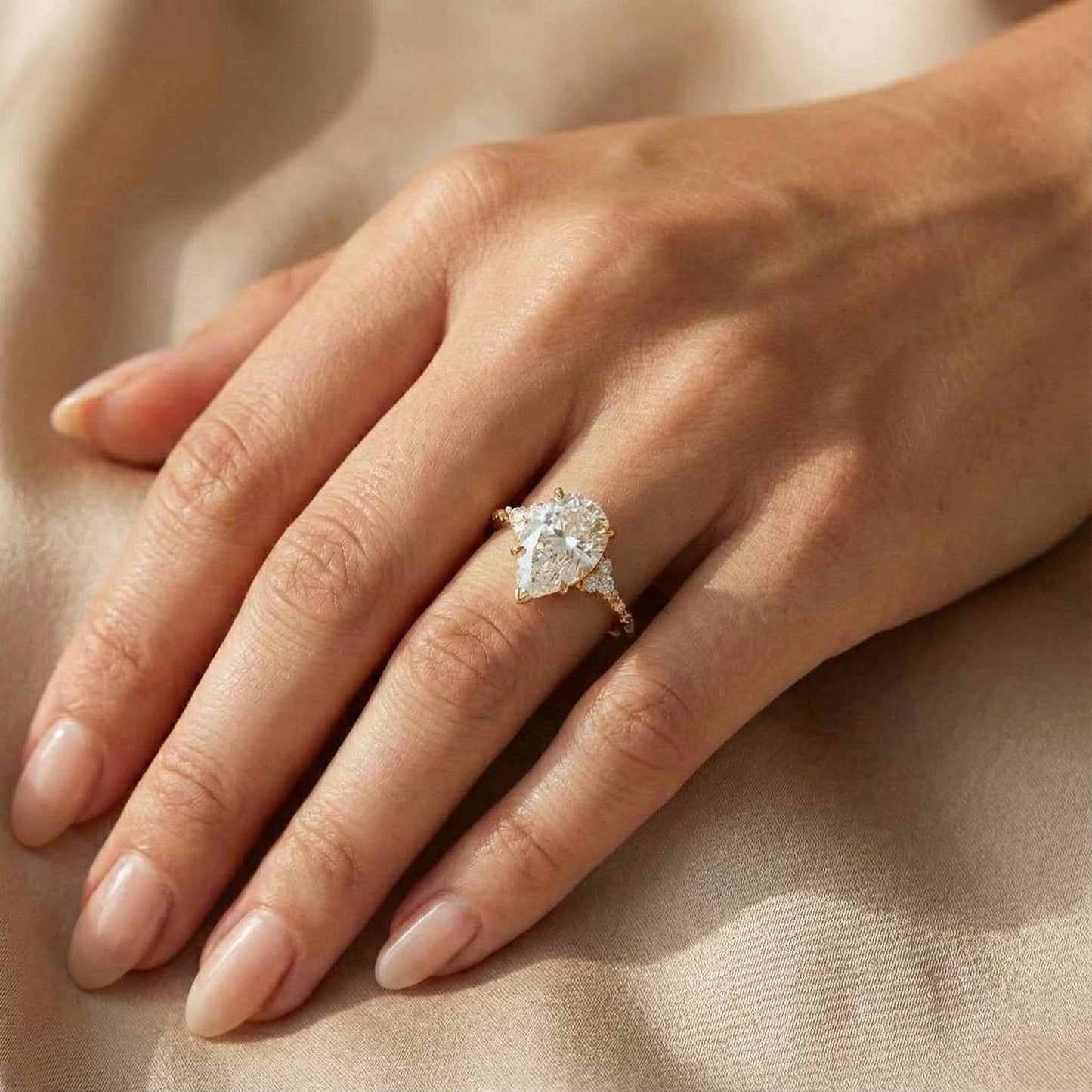 3 Karat IGI zertifizierter, birnenförmiger Labor-Diamant-Verlobungsring mit Wirbelband Pear cut Moissanite engagement ring in 935er Argentium Silber — custom handcrafted by Forever For Love