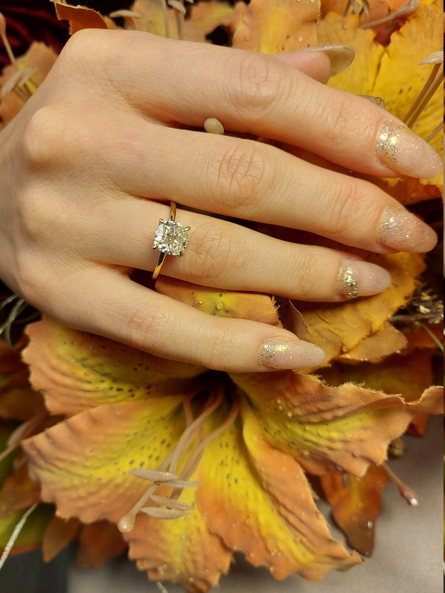 3 Karat kissenförmiges Moissanit Eternity-Band Cushion cut Moissanite engagement ring in 935er Argentium Silber — custom handcrafted by Forever For Love