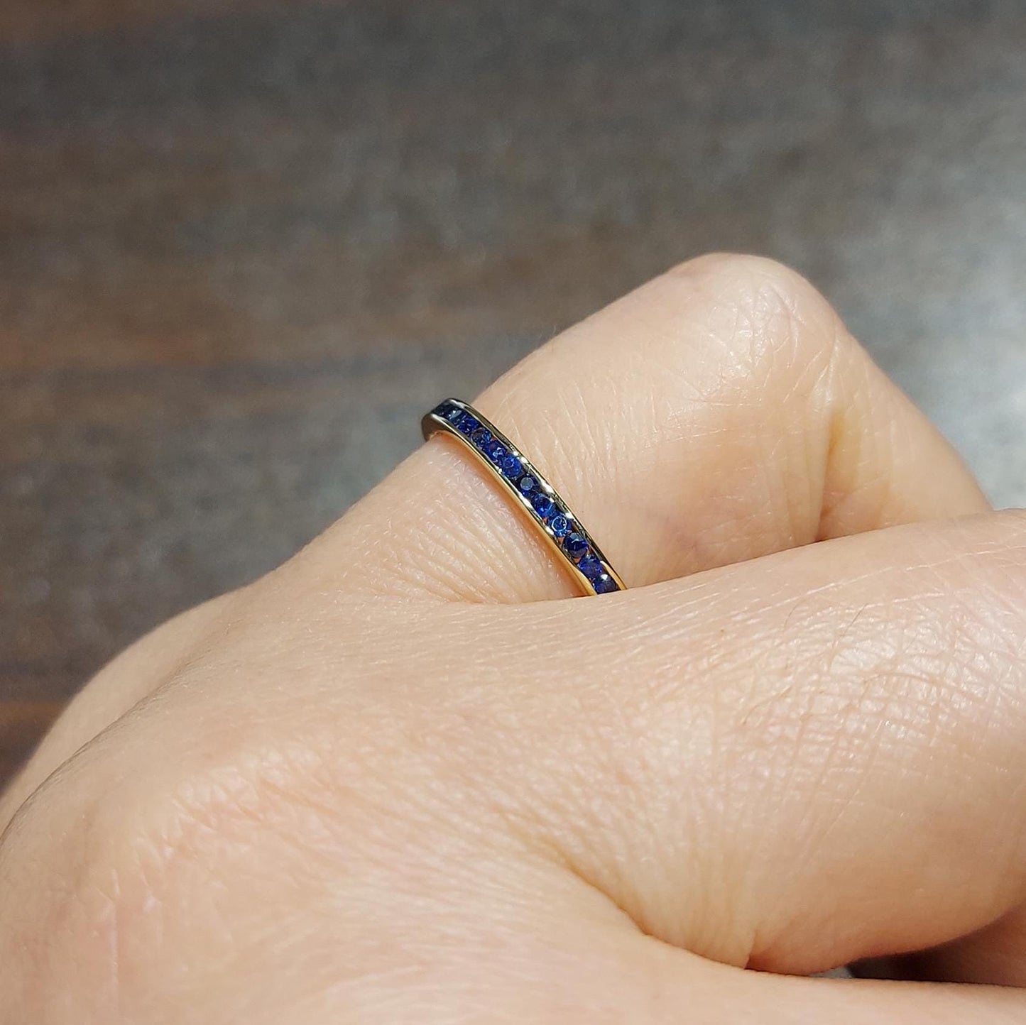 Runder blauer Saphir Eternity Ring Round cut Moissanite engagement ring in 935 Argentium Silber — custom handcrafted by Forever For Love