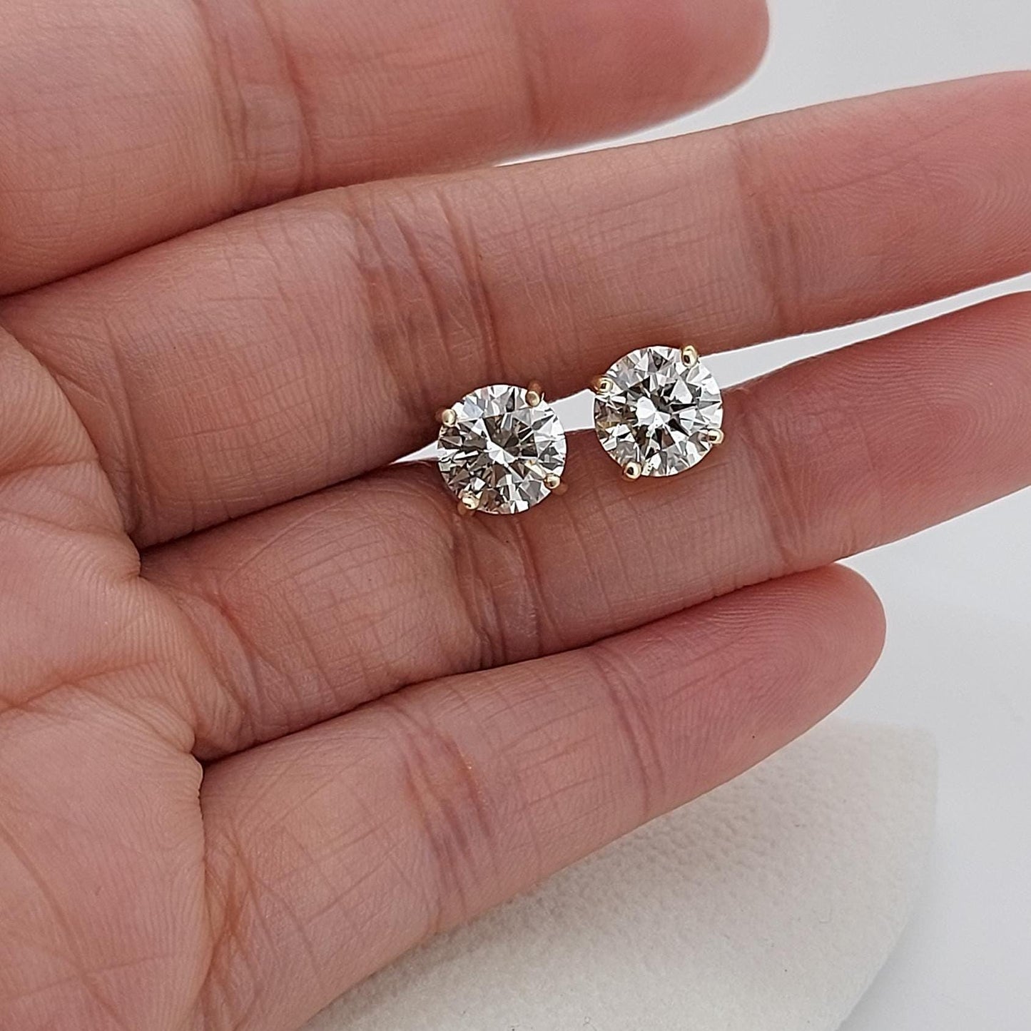 Boucles d'oreilles clous en or jaune avec diamants ronds de laboratoire totalisant 4 carats, clous en diamant, véritables clous en diamant pour anniversaire, cadeau de Saint-Valentin pour elle 0,5 carat Moissanite engagement ring in Gold or Platinum — custom handcrafted by Forever For Love