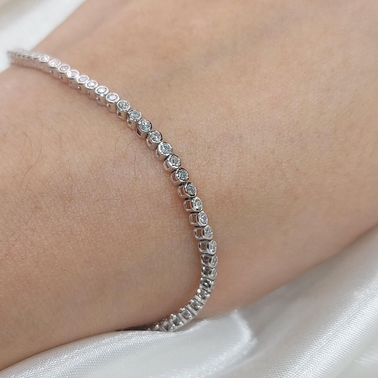 14K Diamant Tennis Armband mit Lünette, rundes Tennisarmband aus Weißgold, im Labor gezüchtetes Armband, wunderschönes Armband mit weißen Diamanten, rundes Armband. Moissanite engagement ring in Gold or Platinum — custom handcrafted by Forever For Love