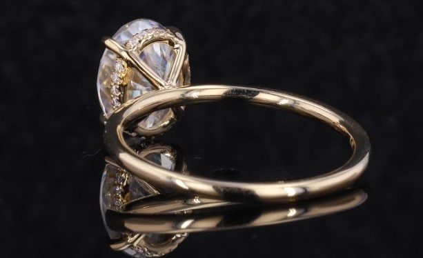 2 Karat zerkleinertes Eis, ovaler 9*7mm Moissanit Solitär Verlobungsring aus 14K Weißgold, Diamant Hidden Halo Ring. Oval cut Moissanite engagement ring in 935 Argentium Silber — custom handcrafted by Forever For Love