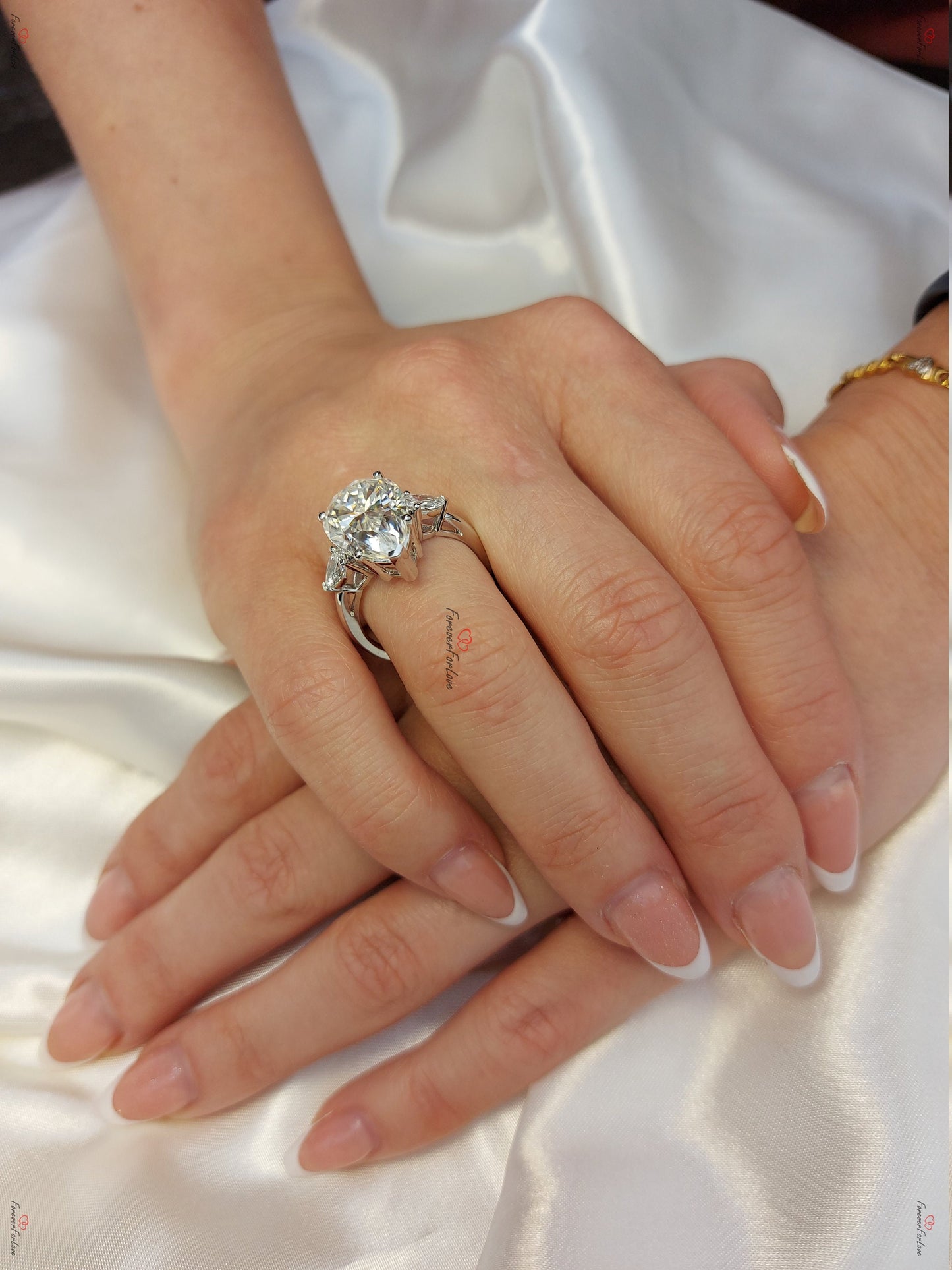 7,5 Karat tropfenförmiger Diamant-Verlobungsring, 14k Weißgold Diamantring, tropfenförmiger Verlobungsring, tropfenförmiger Moissanit-Ring, Drei-Stein-Ring. Pear cut Moissanite engagement ring in Gold or Platinum — custom handcrafted by Forever For Love