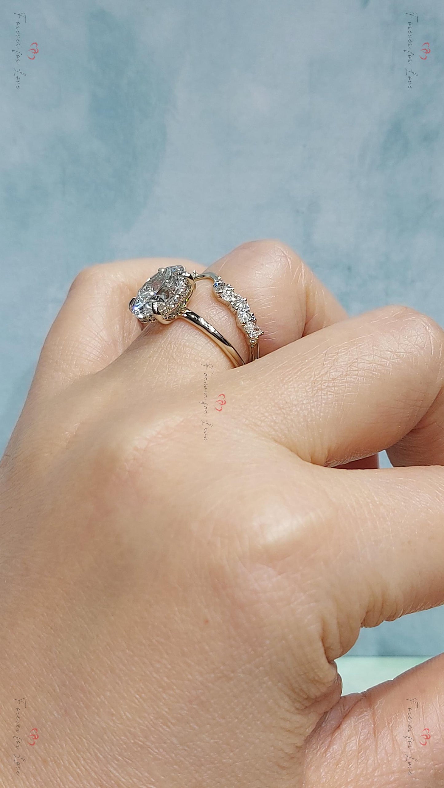Bague de fiançailles ovale 3 carats avec diamant de laboratoire et anneau d'accentuation Oval cut Moissanite taille brillant engagement ring in Gold or Platinum — custom handcrafted by Forever For Love