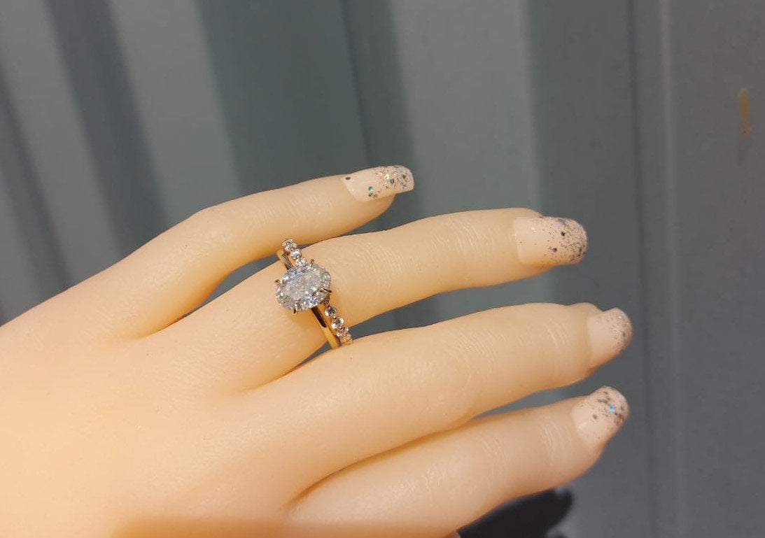 2 Karat zerkleinertes Eis, ovaler 9*7mm Moissanit Solitär Verlobungsring aus 14K Weißgold, Diamant Hidden Halo Ring. Oval cut Moissanite engagement ring in 935 Argentium Silber — custom handcrafted by Forever For Love
