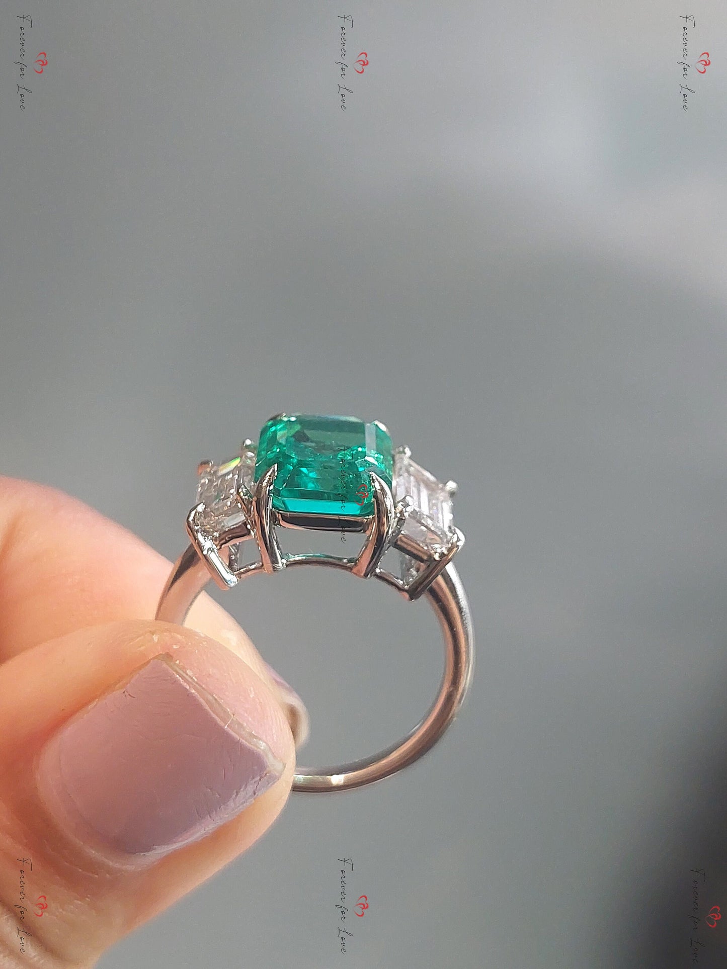 Verlobungs- und Hochzeits-Set mit Smaragd und Moissanit, handgefertigt in Weiß-/Rosé-/Gelbgold oder Platin, Smaragd-Brautring-Set, Smaragd-Antragsring Emerald cut Moissanite engagement ring in 935er Argentium Silber — custom handcrafted by Forever For Love