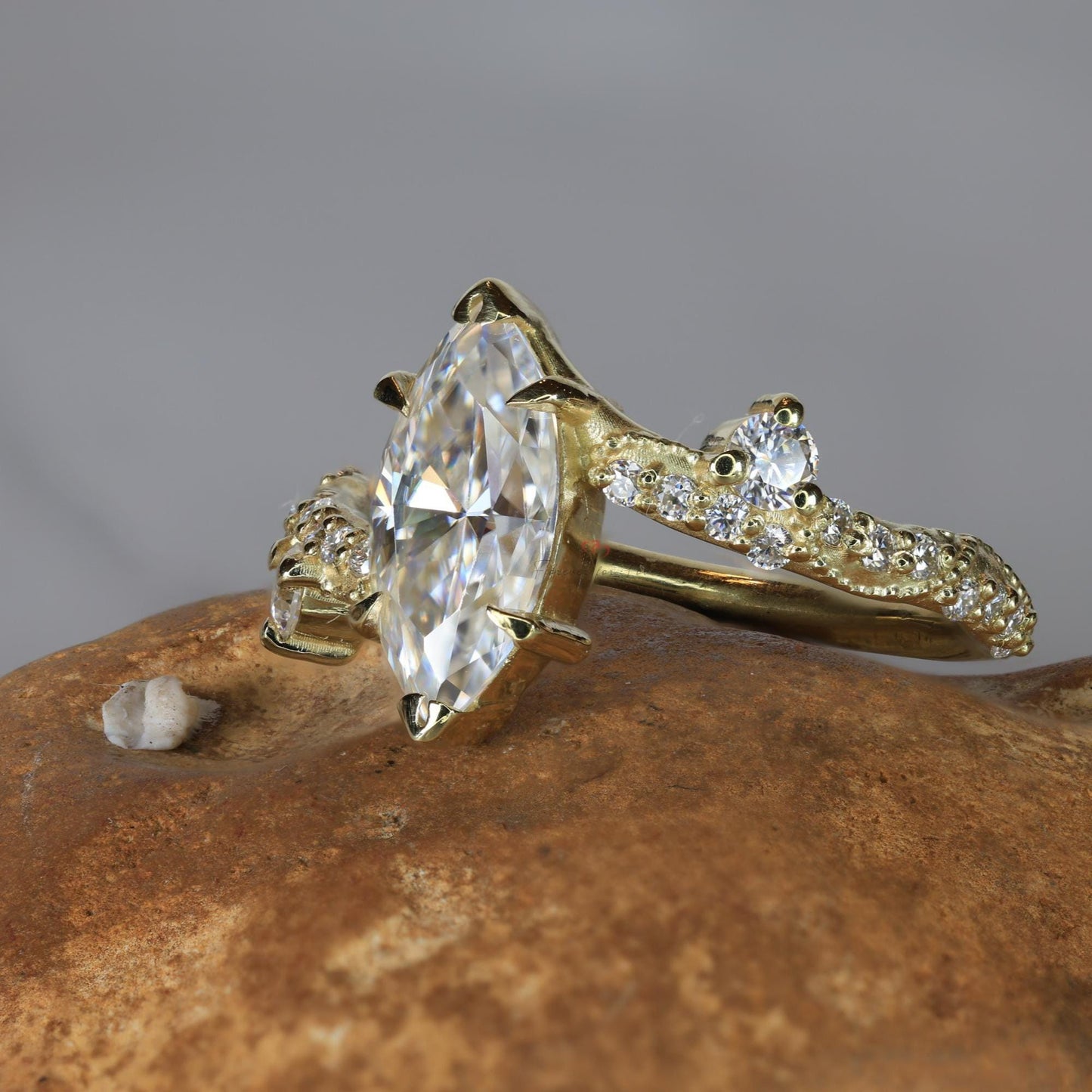 Bague de fiançailles vintage avec diamant de laboratoire taille marquise de 1 carat Marquise cut Moissanite taille brillant engagement ring in Gold or Platinum — custom handcrafted by Forever For Love
