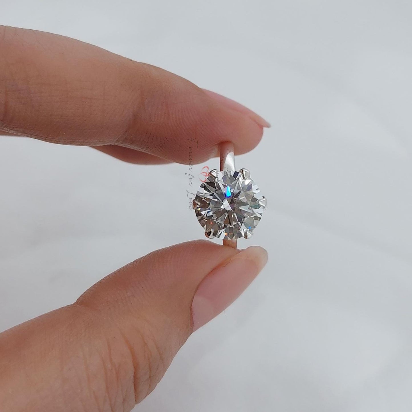 Bague de Fiançailles Ronde en Or Massif 14 carats, Bagues de Fiançailles Moissanite 3 CT, Bague Solitaire Moissanite 6 Griffes, Bague de Promesse en Or Round cut 1Ct Moissanite taille brillant engagement ring in Gold or Platinum — custom handcrafted by Forever For Love