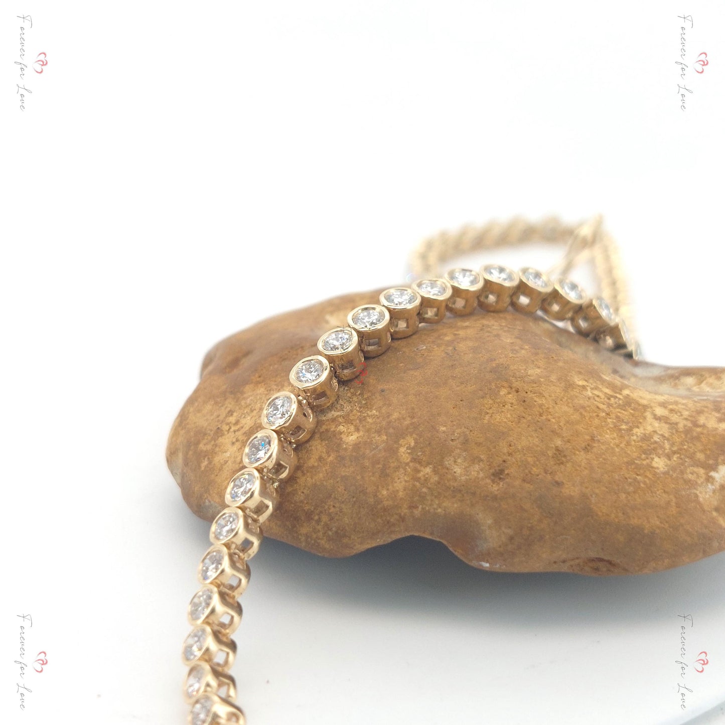 Diamant Tennis Armband Lünette 14K Weißgold rundes Tennis Armband, Labor gezüchtetes Armband, wunderschönes Weißes Diamant Armband, rundes Armband. Moissanite engagement ring in Gold or Platinum — custom handcrafted by Forever For Love