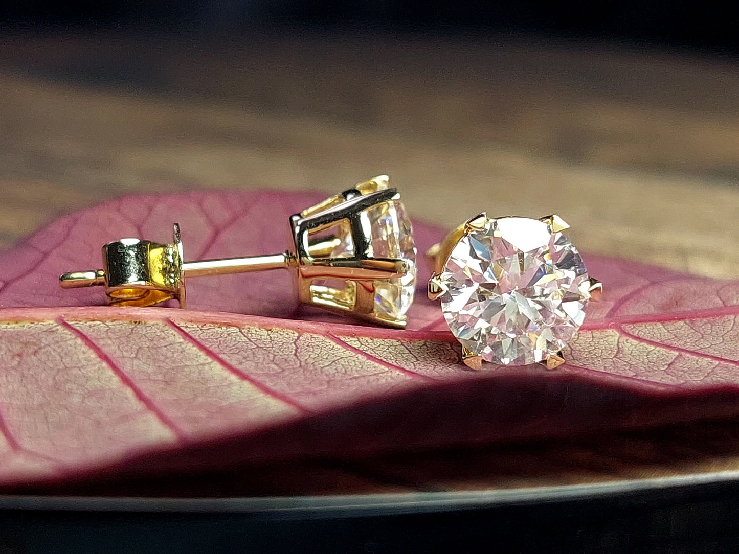 Ohrstecker aus massivem Gold Moissanit, Goldohrringe für den Alltag mit Schraubverschluss, brillant runder Schliff, Brautjungfern-Ohrringe, Geburtstagsgeschenke für sie Moissanite engagement ring in Gold or Platinum — custom handcrafted by Forever For Love
