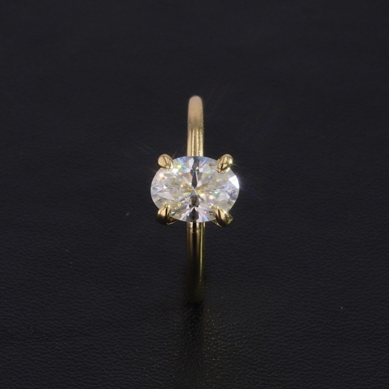 Bague de fiançailles délicate ovale en moissanite de 1,5 carat Oval cut 1Ct Moissanite taille brillant engagement ring in Gold or Platinum — custom handcrafted by Forever For Love