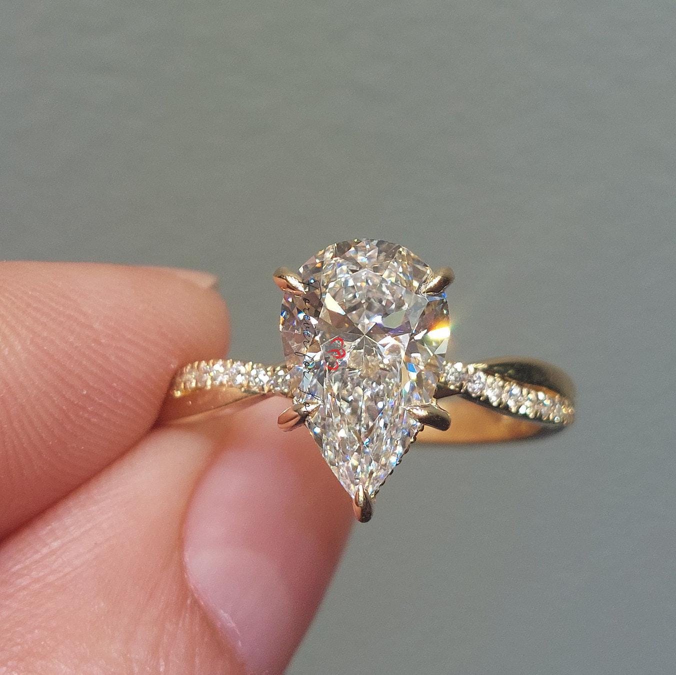 2,5 Karat tropfenförmiger Labor-Diamant-Solitärring, VS1 Pear cut Moissanite engagement ring in 935er Argentium Silber — custom handcrafted by Forever For Love
