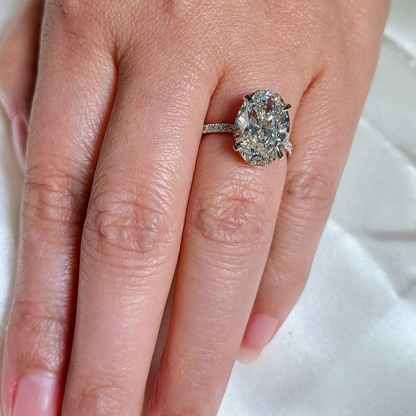 Verlobungsring aus 8 Karat ovalem Moissanit mit verdecktem Pavé Oval cut Moissanite engagement ring in 935er Argentium Silber — custom handcrafted by Forever For Love
