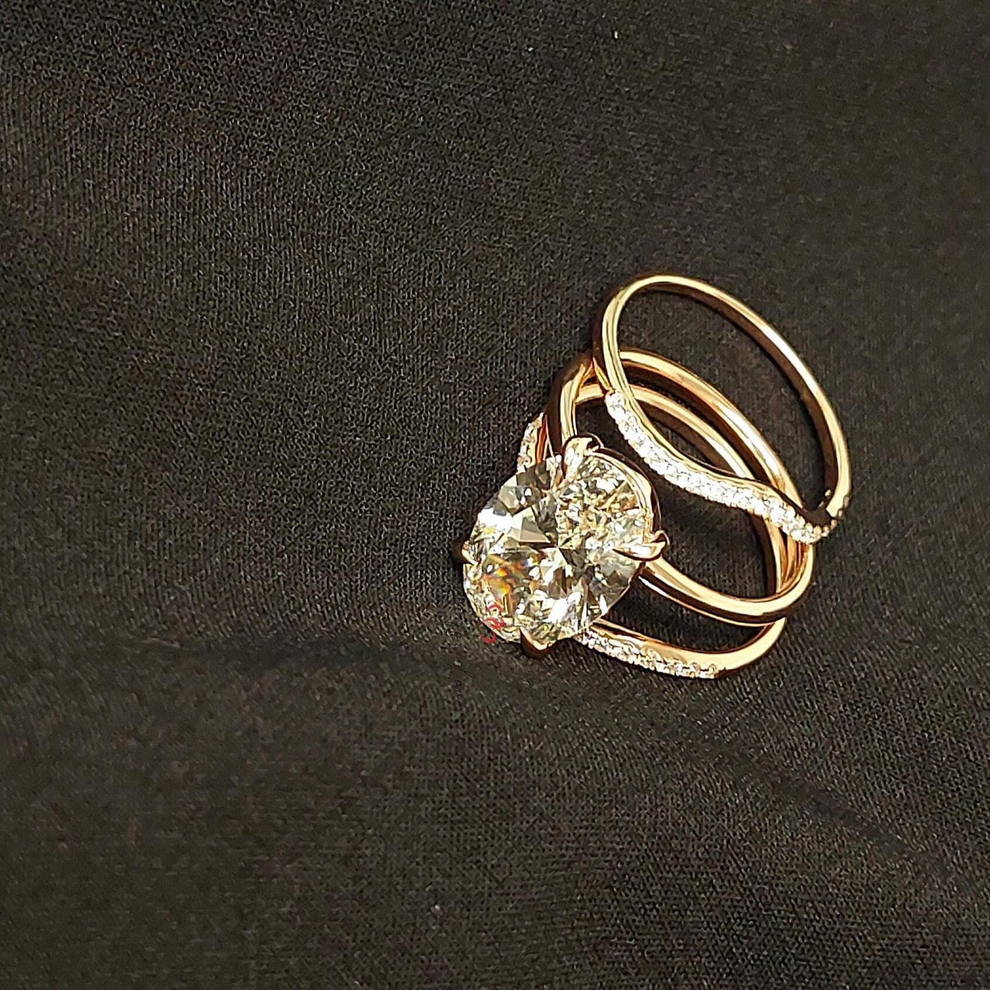 Ensemble de mariée avec bague en diamant ovale de laboratoire de 4 ct Moissanite Taille Brillant engagement ring in Gold or Platinum — custom handcrafted by Forever For Love