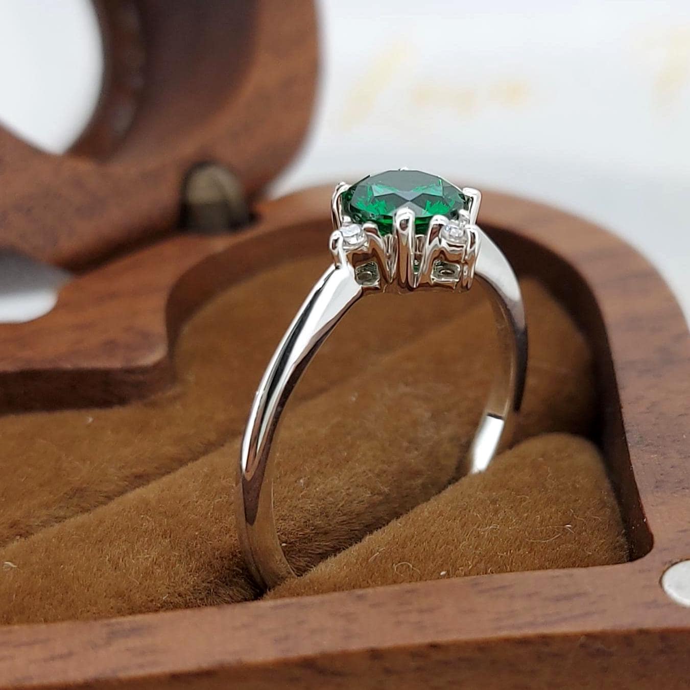 1.1 Karat runder Labor-Diamant, Smaragd-Verlobungsring Round cut Moissanite engagement ring in 935er Argentium Silber — custom handcrafted by Forever For Love