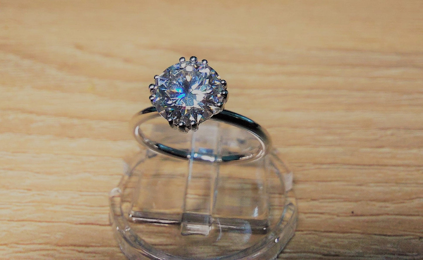 Bague de fiançailles en moissanite ronde de 1 carat avec serti à griffes Round cut 1Ct Moissanite Taille Brillant engagement ring in Gold or Platinum — custom handcrafted by Forever For Love