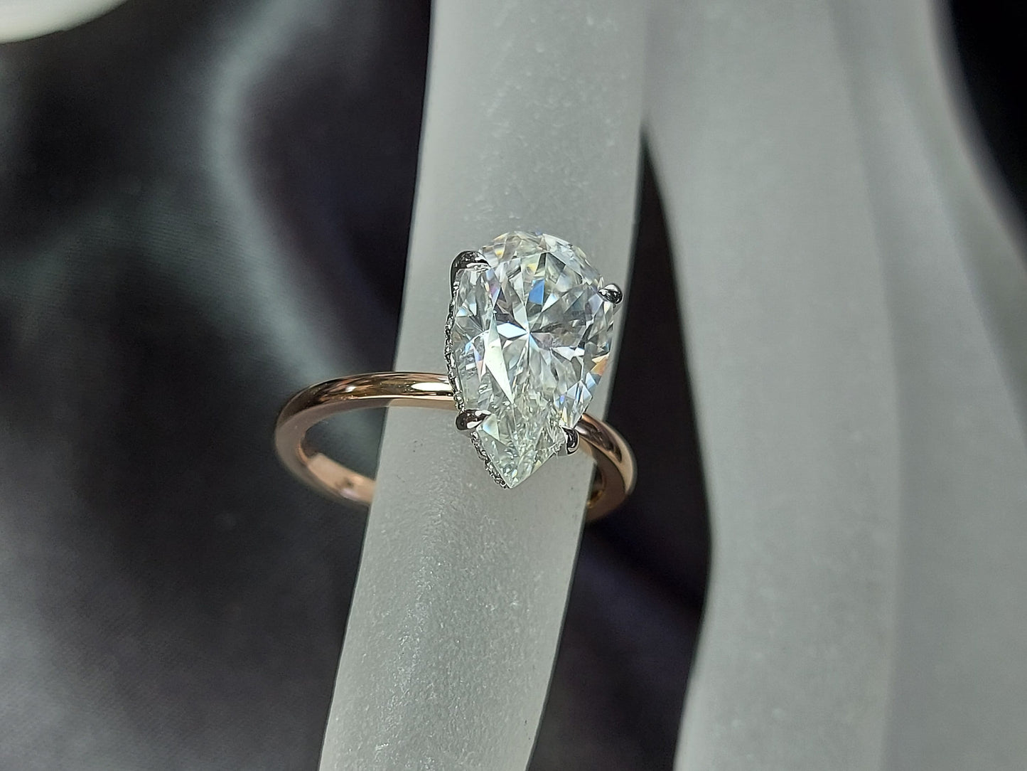 Bague de fiançailles en moissanite poire 4 carats avec halo caché Pear cut 1Ct Moissanite taille brillant engagement ring in Gold or Platinum — custom handcrafted by Forever For Love