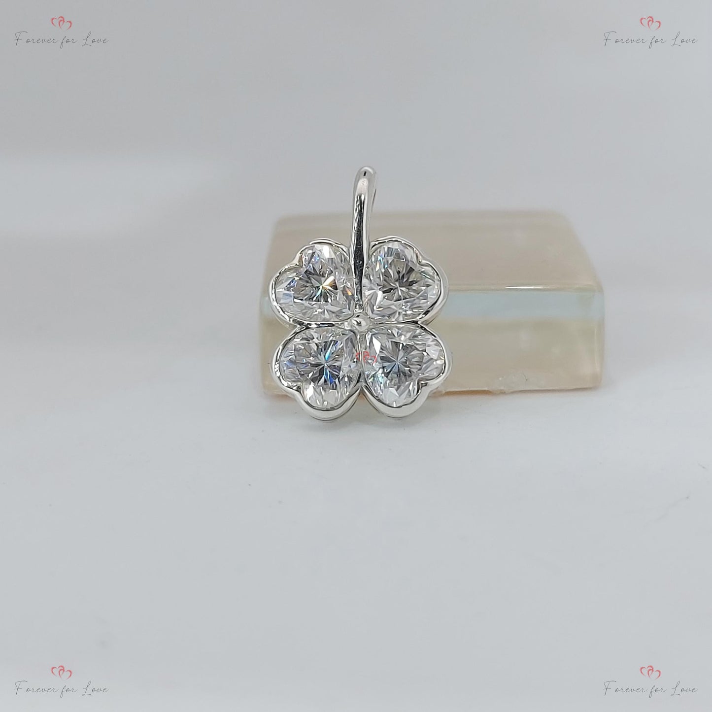 Collier Trèfle Cœur Diamant, Or Jaune 14 carats, Pendentif Cœur Minimaliste Délicat, Collier Femme en Vrai Diamant, Cadeau Spécial Pour Elle. Moissanite engagement ring in Gold or Platinum — custom handcrafted by Forever For Love