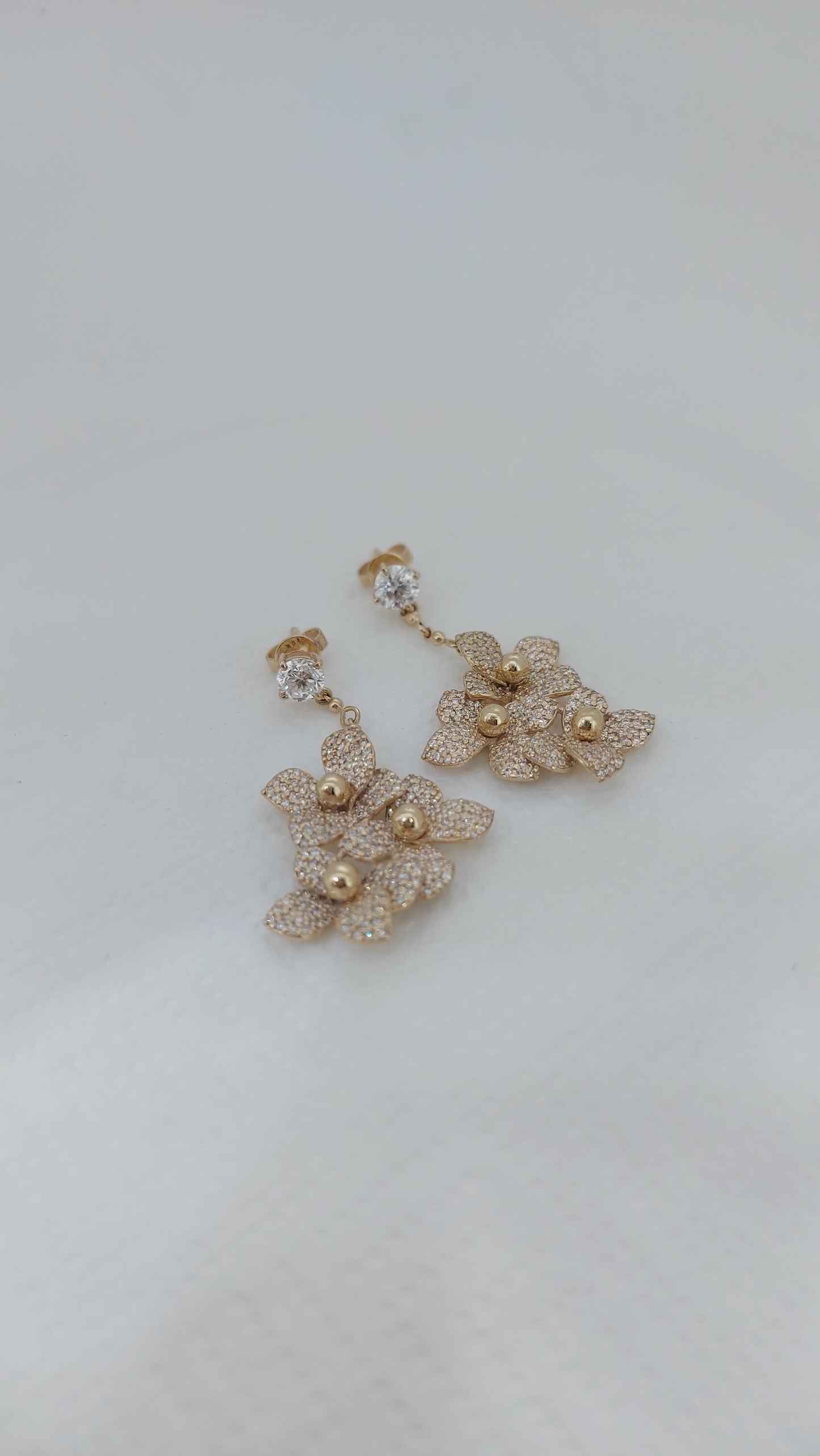 14k Gold Blumenohrring mit Anhänger, Massiver baumelnder Goldohrring mit Blumenanhängern, Bubble-Blumenohrring-Anhänger, Blumenohrringe, baumelnder Diamant Moissanite engagement ring in Gold or Platinum — custom handcrafted by Forever For Love