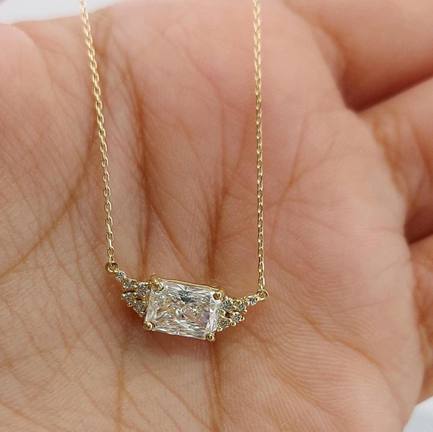 1 Karat Radiant Schliff Diamant Halskette, 14k Gelbgold, Zierlicher minimalistischer Anhänger, Diamant Halskette für Damen, Besonderes Geschenk für Sie. Moissanite engagement ring in Gold or Platinum — custom handcrafted by Forever For Love