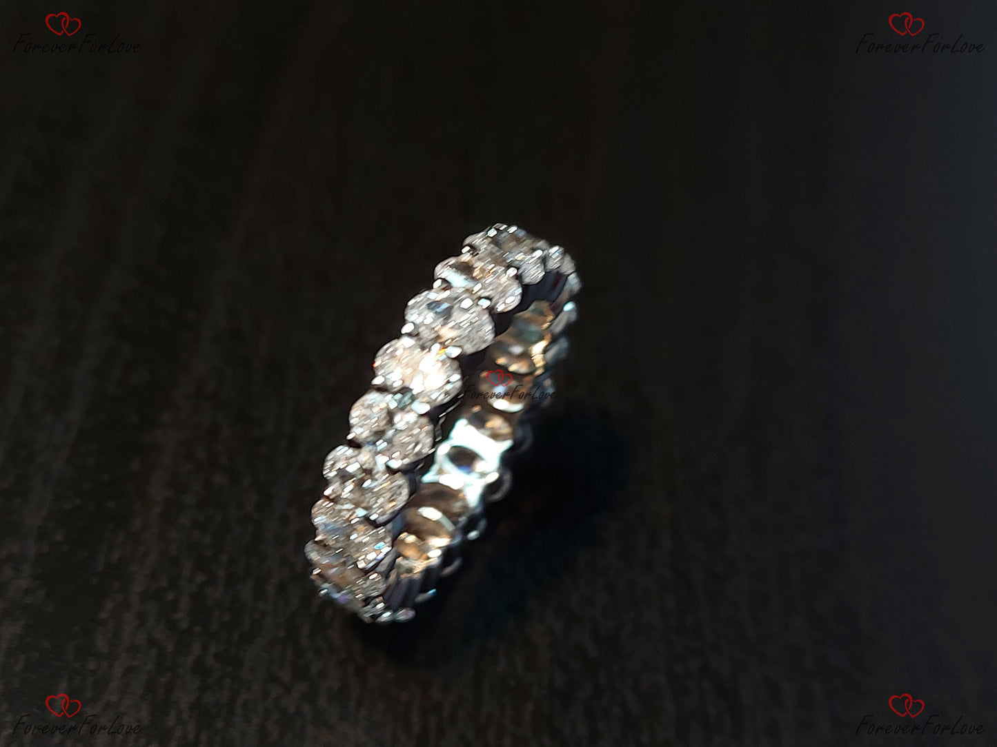 Bague Éternité Ovale Diamants de Synthèse Certifiée, Bague de Mariage en Platine Entièrement Pavée de Diamants Ovales Sertis à Griffes Partagées Oval cut Moissanite Taille Brillant engagement ring in Gold or Platinum — custom handcrafted by Forever For Love