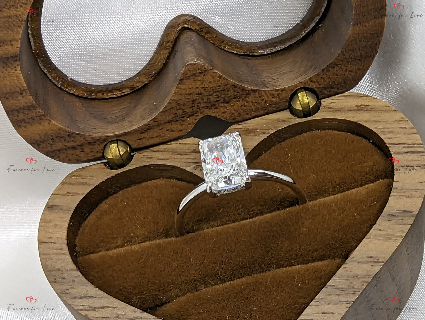 1,5 Karat IGI-zertifizierter Radiant-Labor-Diamant-Verlobungsring mit verstecktem Halo Radiant cut Moissanite engagement ring in 935er Argentium Silber — custom handcrafted by Forever For Love
