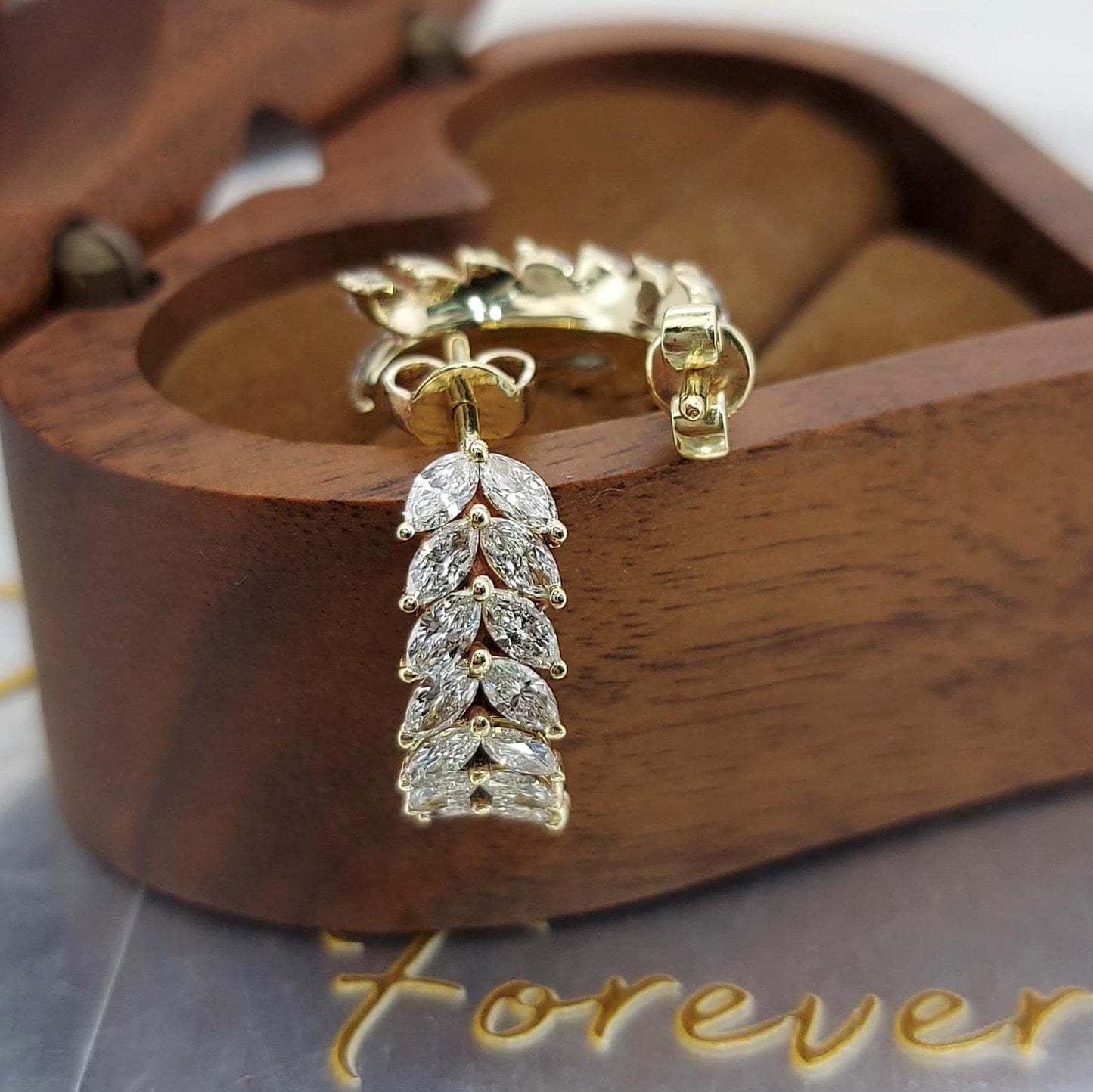 1.00 Karat Marquise Labor-Diamant Blätter Ohrringe – Geschwungene Cluster Gold Ohrringe, Alltags-Ohrringe, Labor-Diamant-Ohrringe, Perfektes Geschenk Moissanite engagement ring in Gold or Platinum — custom handcrafted by Forever For Love