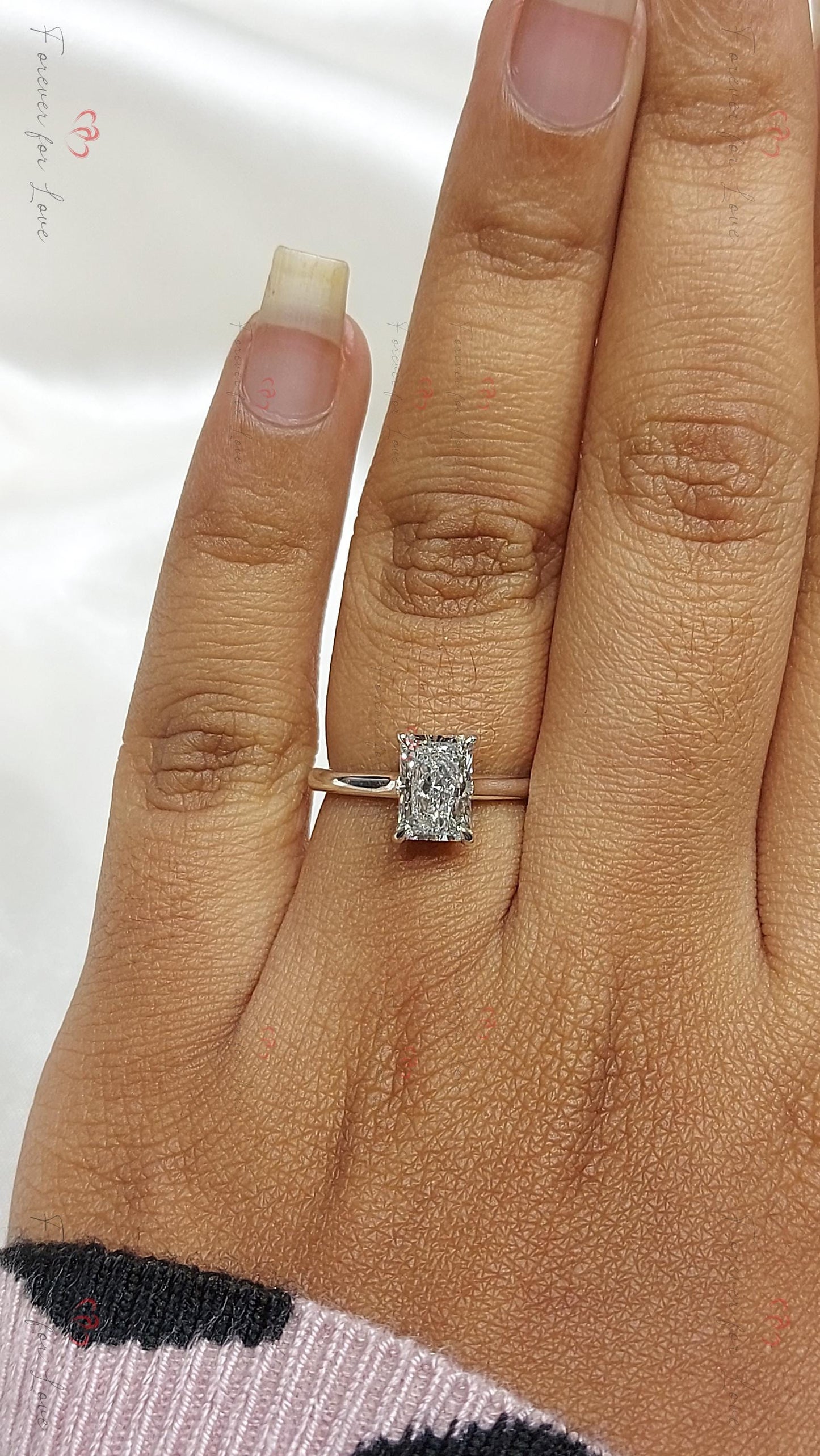 1,5 Karat IGI-zertifizierter Radiant Labordiamant Hidden Halo Verlobungsring Radiant cut Moissanite engagement ring in 935 Argentium Silber — custom handcrafted by Forever For Love