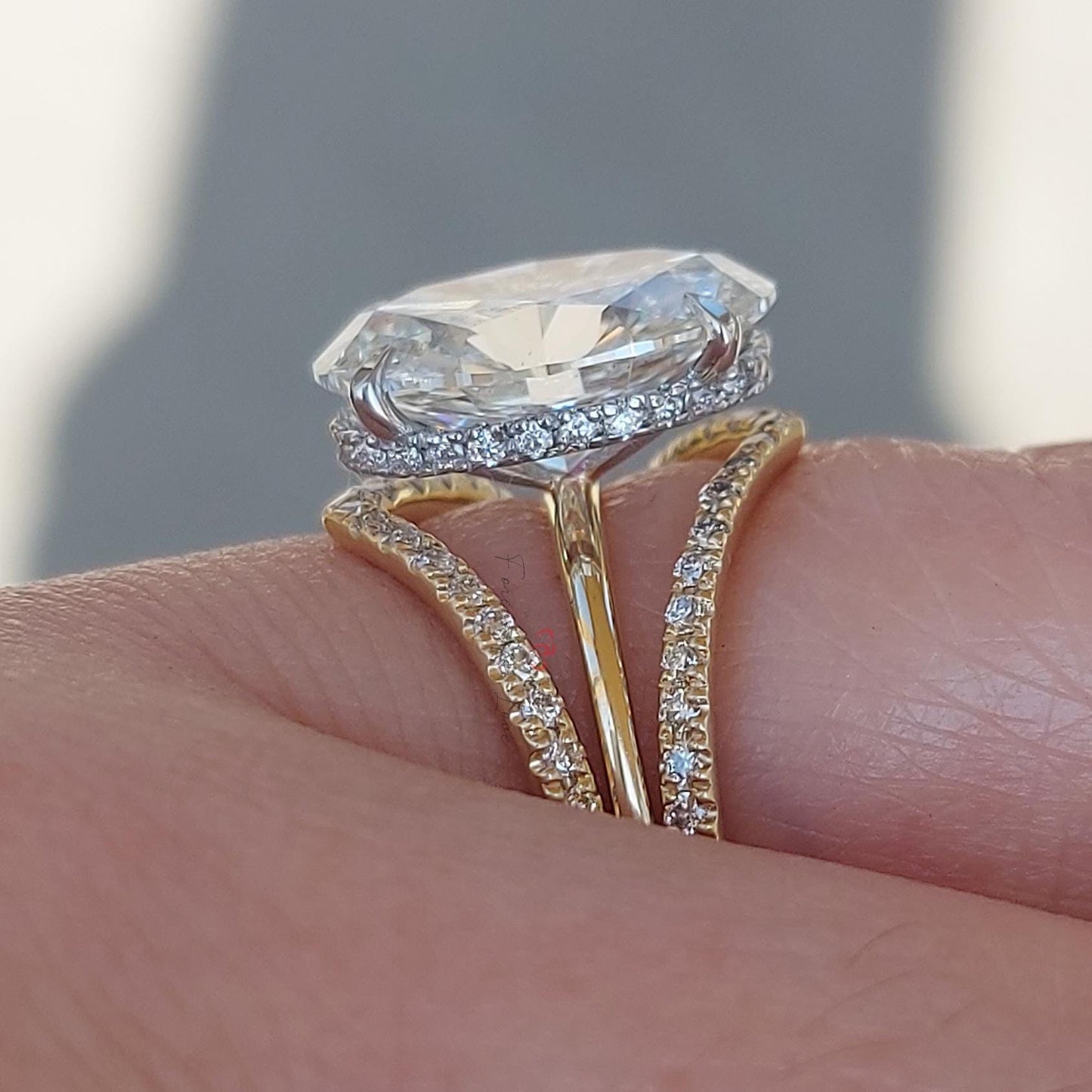 Parure de mariage avec diamants de laboratoire ovales Oval cut Moissanite taille brillant engagement ring in Gold or Platinum — custom handcrafted by Forever For Love