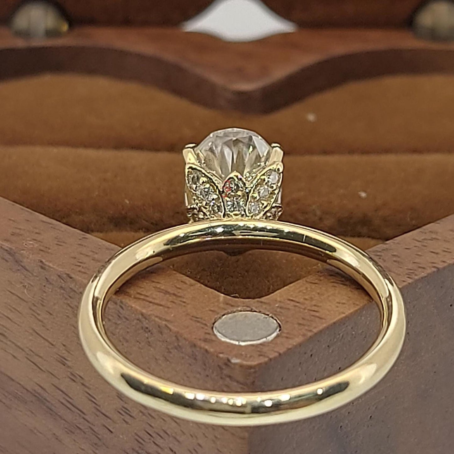 Ovaler Diamant, Moissanit Verlobungsring Oval cut Moissanite engagement ring in Gold or Platinum — custom handcrafted by Forever For Love
