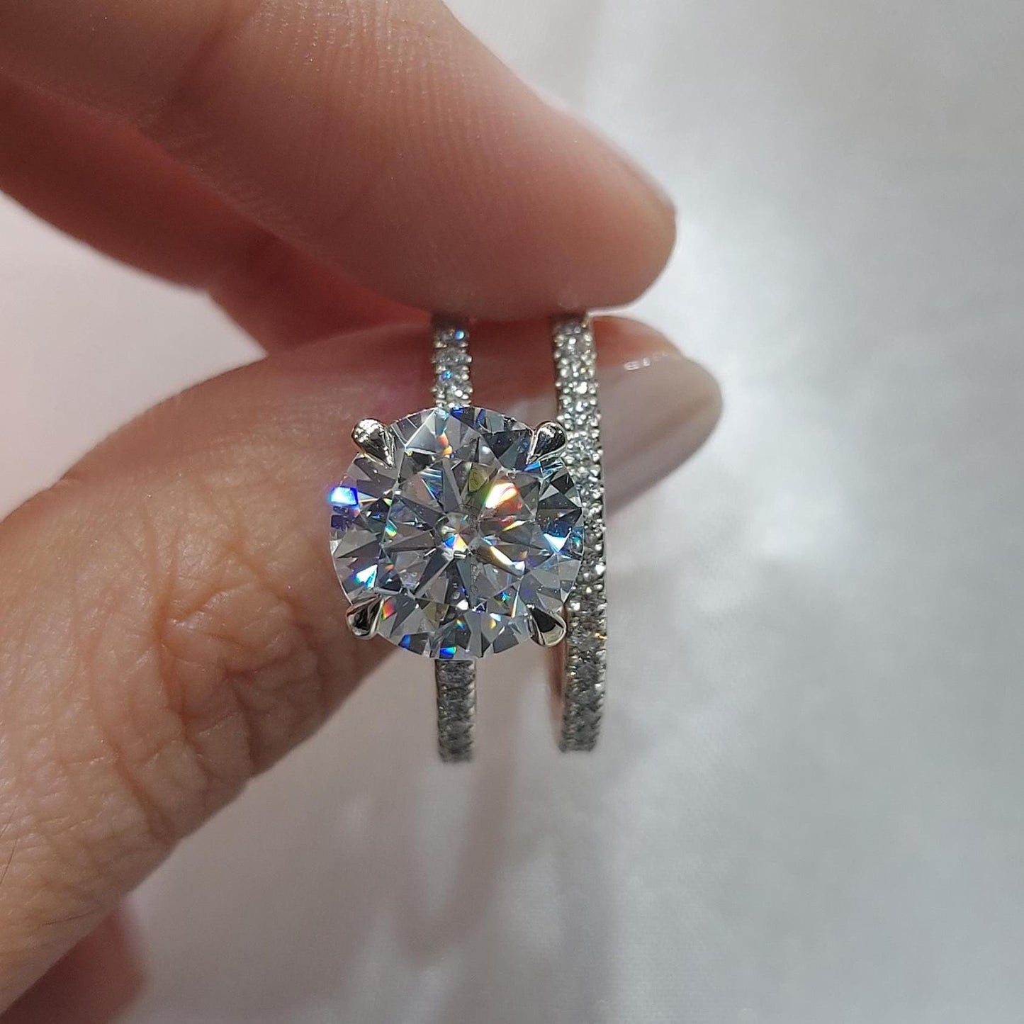 Bague de fiançailles solitaire en diamant de laboratoire rond certifié IGI de 4 carats Round cut Moissanite taille brillant engagement ring in Gold or Platinum — custom handcrafted by Forever For Love