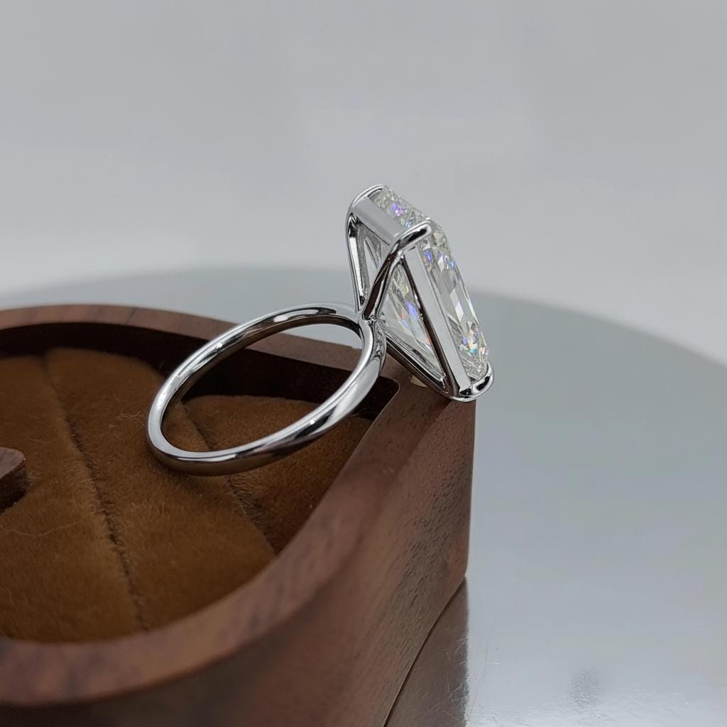 10 Karat IGI zertifizierter Radiant Labor-Diamant-Solitär-Verlobungsring Radiant cut Moissanite engagement ring in 935 Argentium Silber — custom handcrafted by Forever For Love