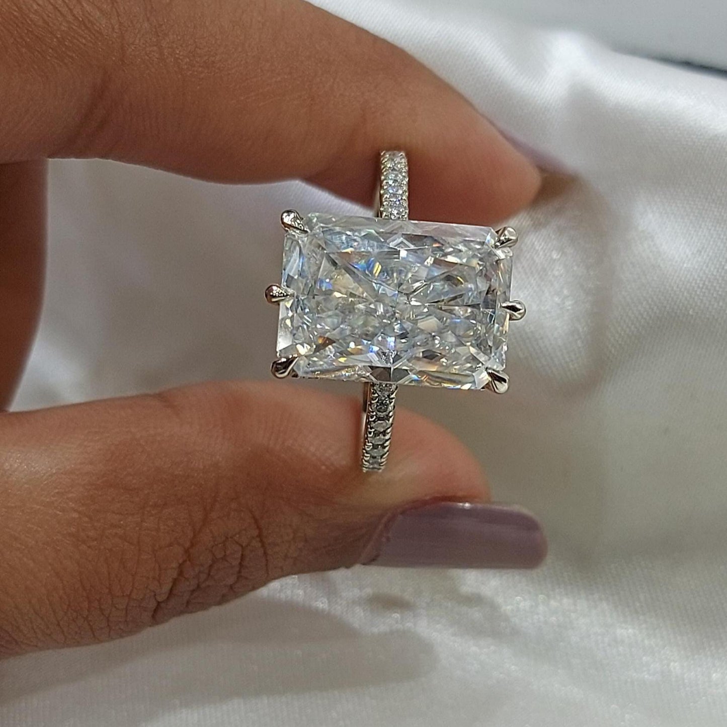 Bague de fiançailles solitaire à diamant de laboratoire radiant de 5 ct certifié IGI Radiant cut 1Ct Moissanite taille brillant engagement ring in Gold or Platinum — custom handcrafted by Forever For Love